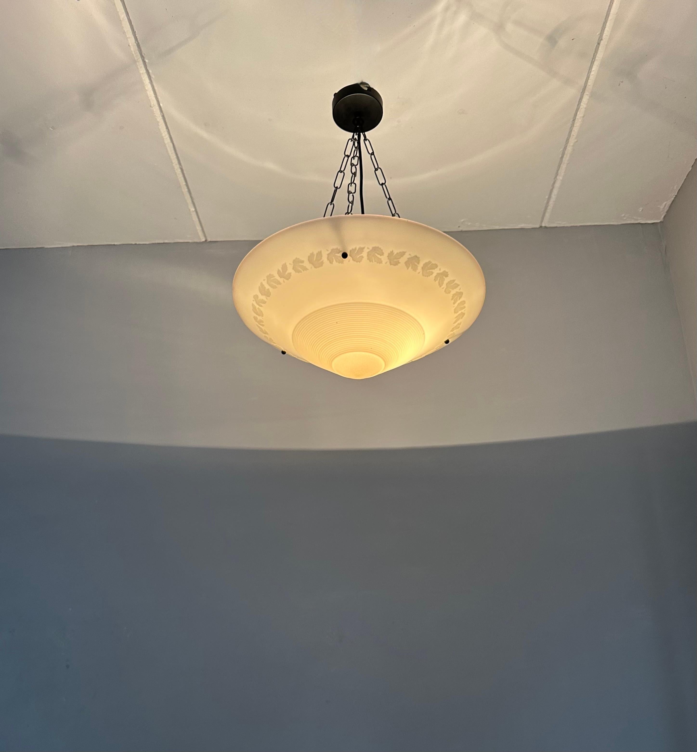 Rara coppia di lampade a sospensione a forma di ciotola in vetro pressato Art Deco di forma splendida e senza tempo In condizioni buone in vendita a Lisse, NL