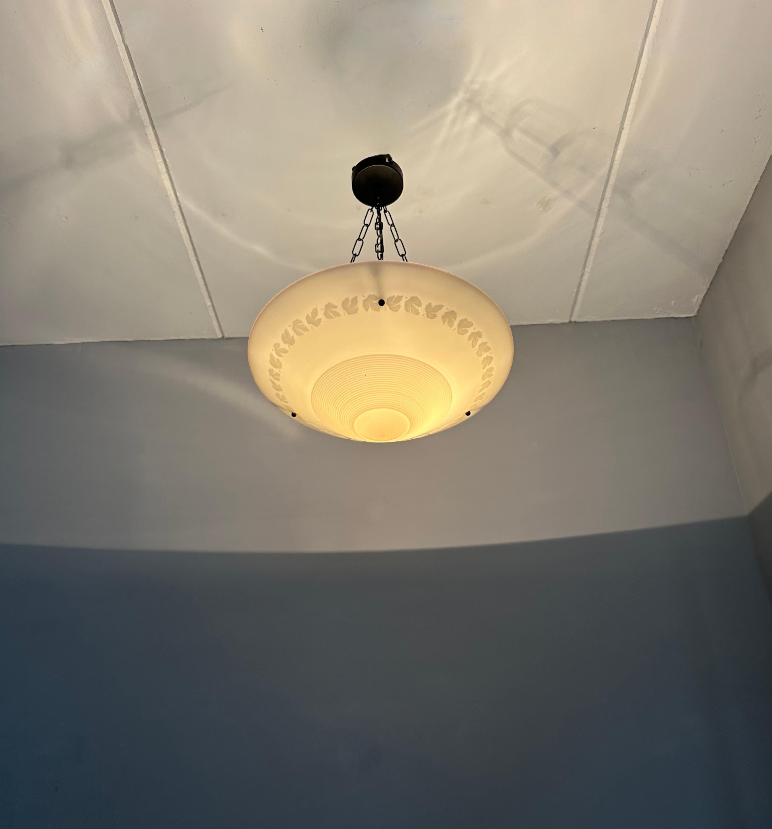 Metà XX secolo Rara coppia di lampade a sospensione a forma di ciotola in vetro pressato Art Deco di forma splendida e senza tempo in vendita