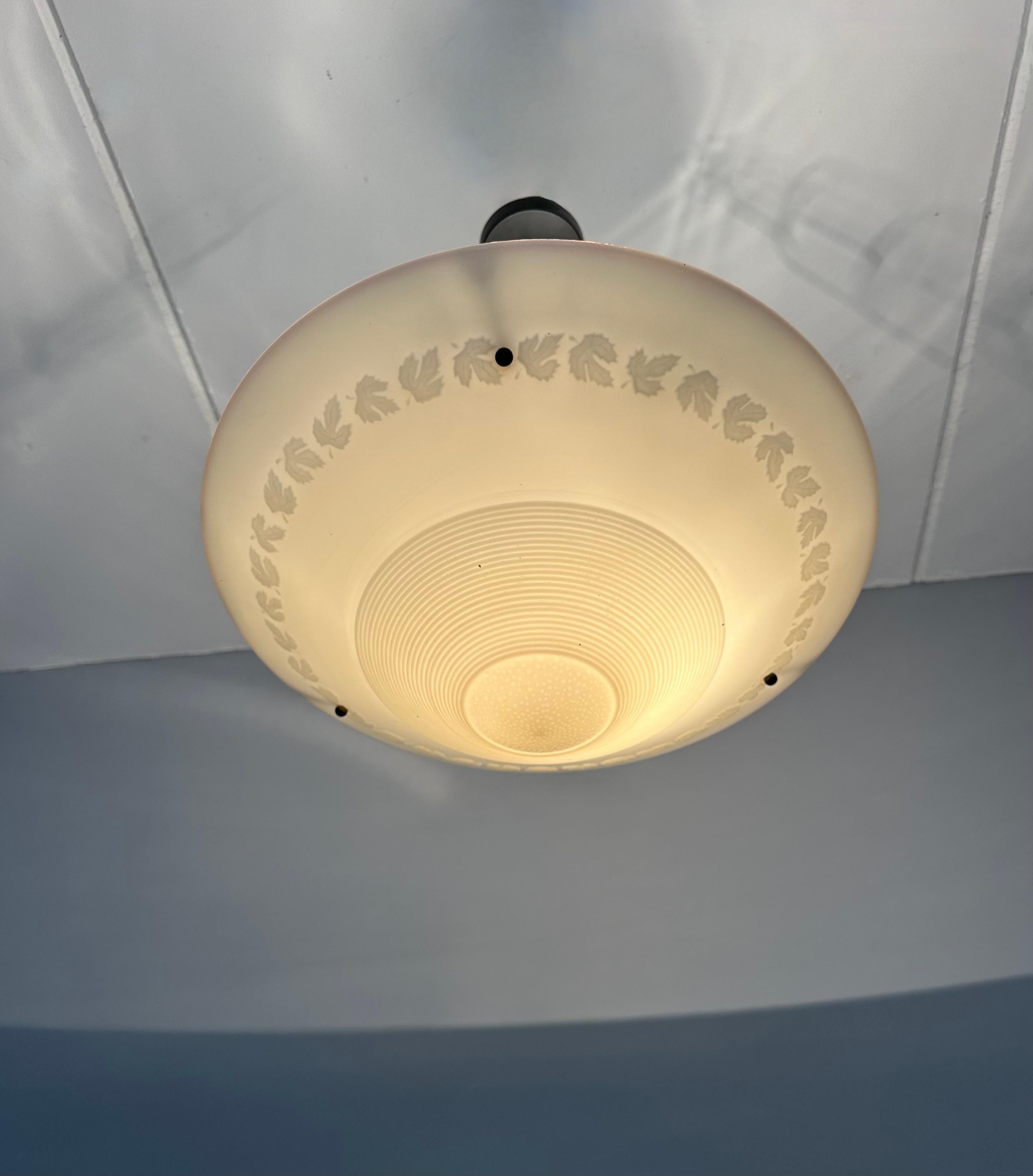 Vetro Rara coppia di lampade a sospensione a forma di ciotola in vetro pressato Art Deco di forma splendida e senza tempo in vendita