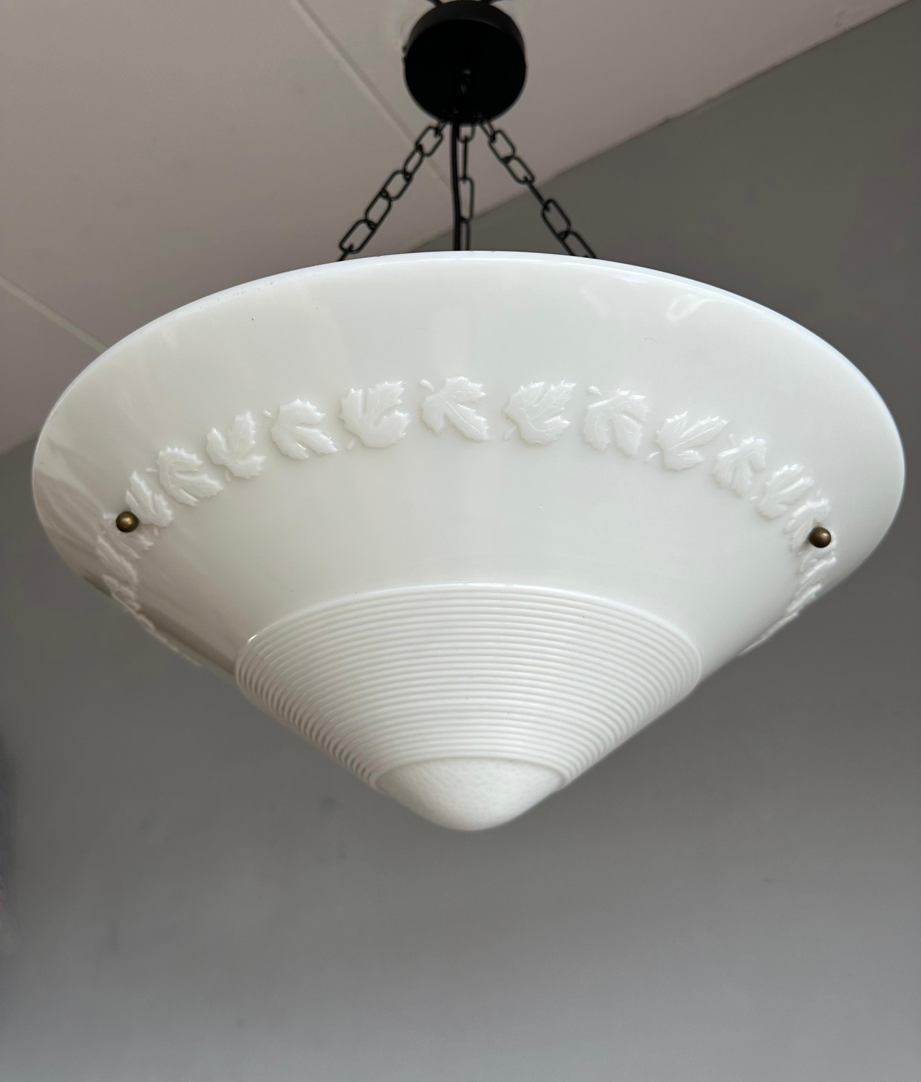 Rara coppia di lampade a sospensione a forma di ciotola in vetro pressato Art Deco di forma splendida e senza tempo in vendita 1