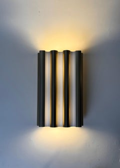 Coppia di lampade da parete senza tempo in alluminio anodizzato color oro della metà del secolo scorso, Erco