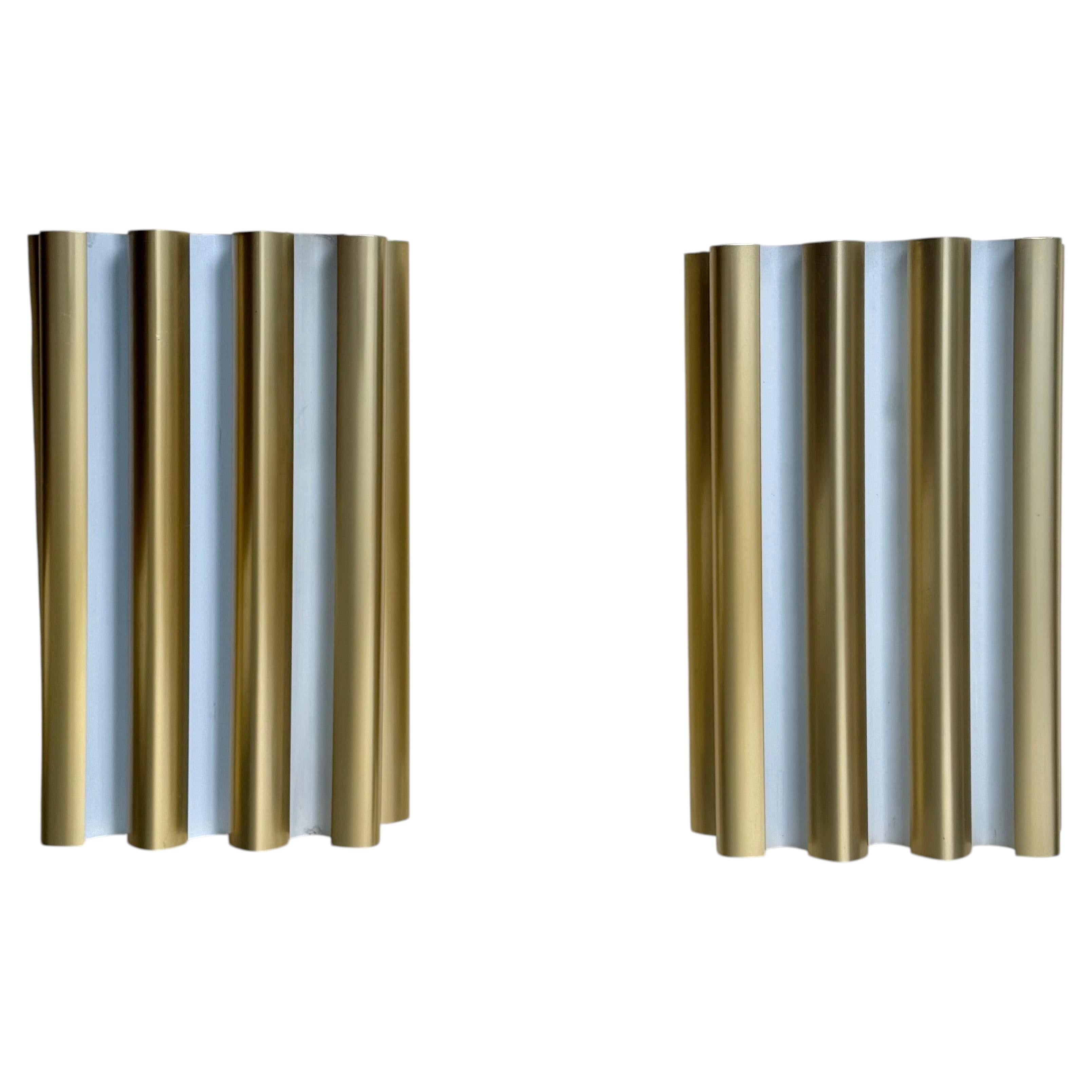 Paire d'appliques murales intemporelles du milieu du siècle en aluminium anodisé or Erco en vente