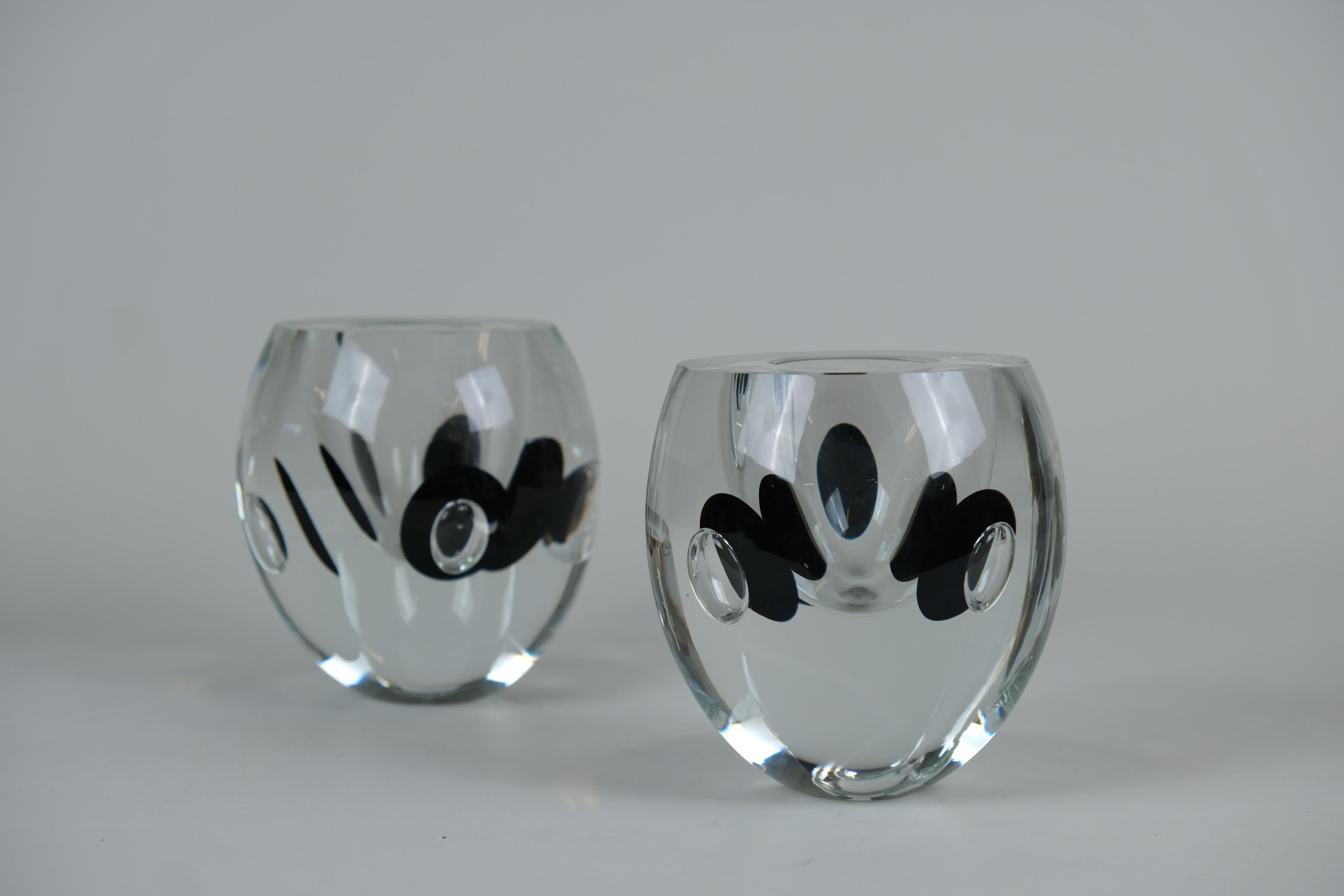 Una coppia di splendidi vasi claritas disegnati da Timo Sarpaneva e prodotti da Iittala in Finlandia negli anni Ottanta. Ogni pezzo della serie Claritas è unico e realizzato senza stampo, mettendo in mostra il talento puro dei soffiatori di vetro