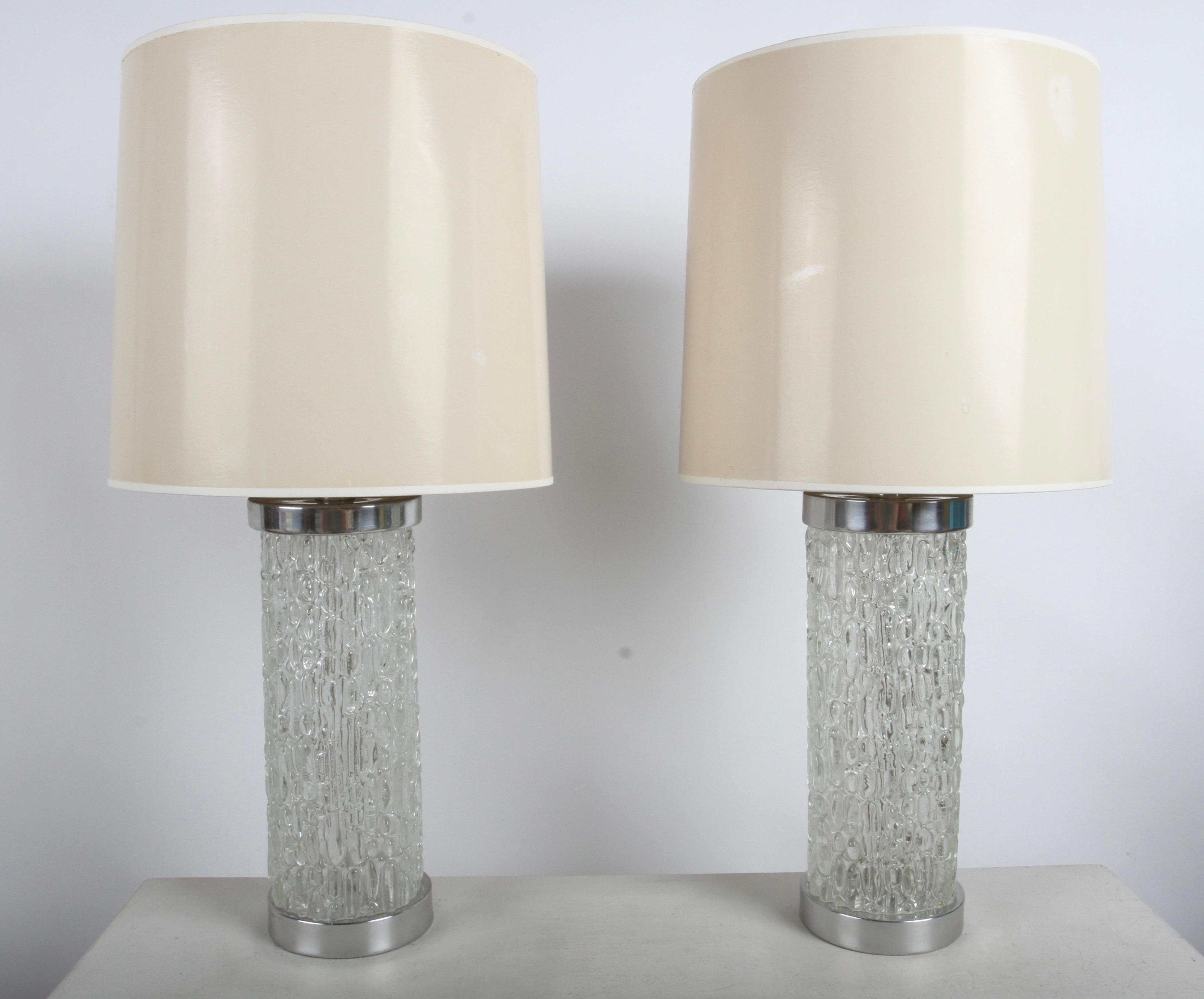 Pareja de lámparas de sobremesa MCM de los años 60 al estilo de Timo Sarpaneva Iittala Festivo con cristal moldeado de textura transparente y parte superior e inferior cromadas. Las pantallas no están incluidas, sólo como referencia, miden 14