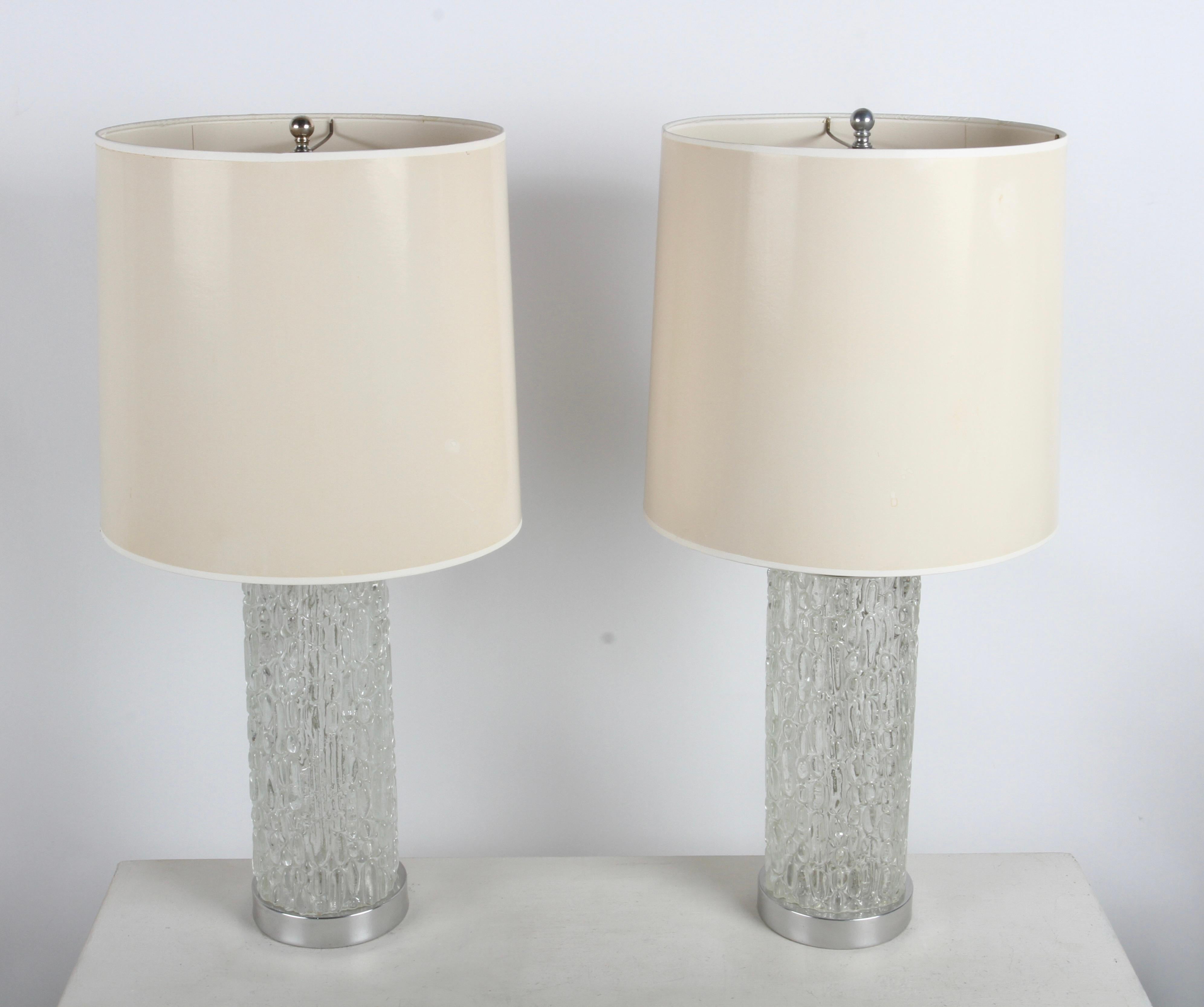 Pareja de lámparas de sobremesa Timo Sarpaneva Iittala estilo Festivo de cristal texturado y cromo mediados del siglo XX en venta