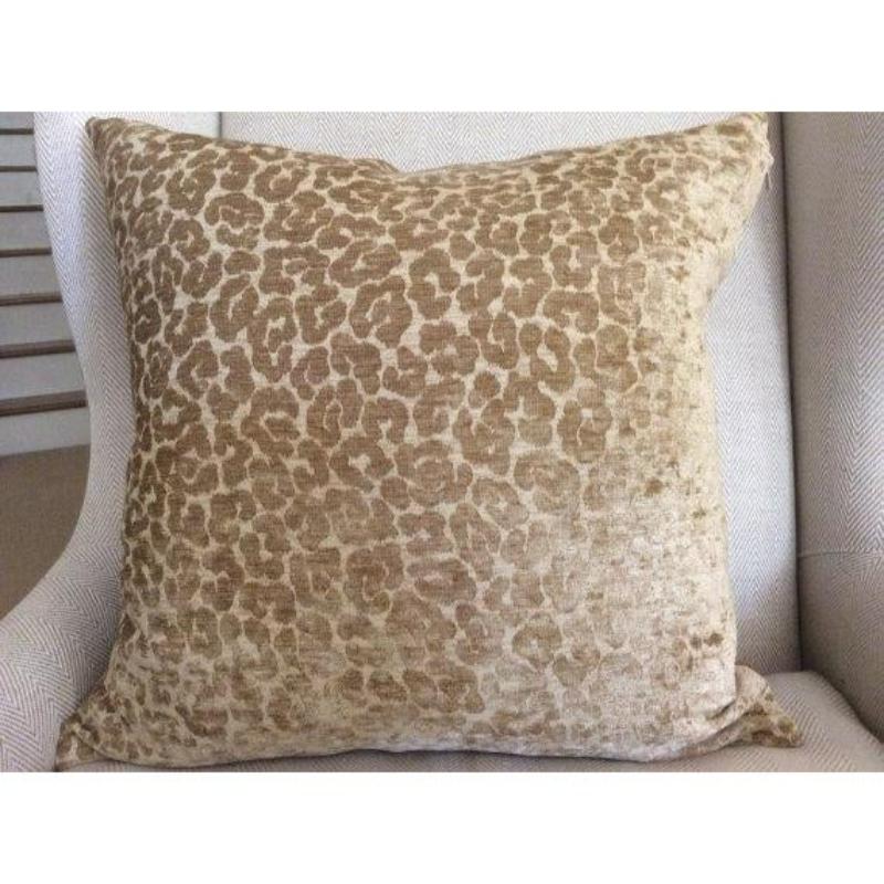 Ricco e lussureggiante, il velluto Madeleine di Timothy Corrigan per Schumacher in color cammello è un tessuto sontuoso che presenta il motivo del ghepardo in un design understated.design. L'inserzione si riferisce a un paio (2) e ciascuno di essi