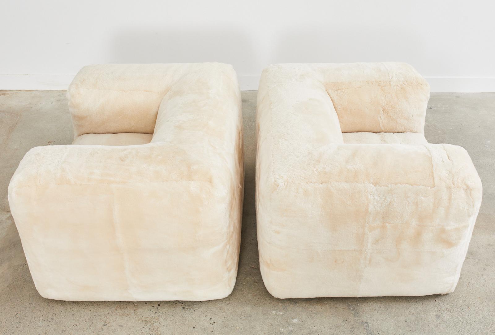Timothy Oulton pour Restoration Hardware paire de fauteuils de salon en peau de mouton Bon état - En vente à Rio Vista, CA