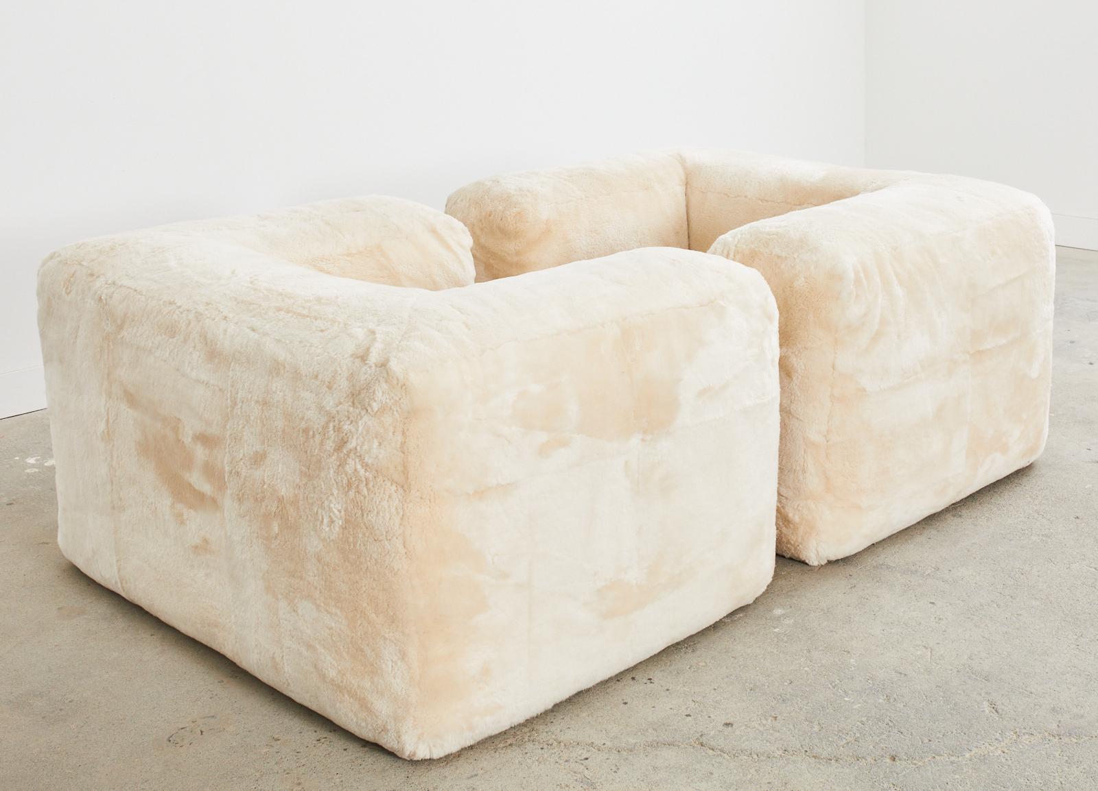 XXIe siècle et contemporain Timothy Oulton pour Restoration Hardware paire de fauteuils de salon en peau de mouton en vente