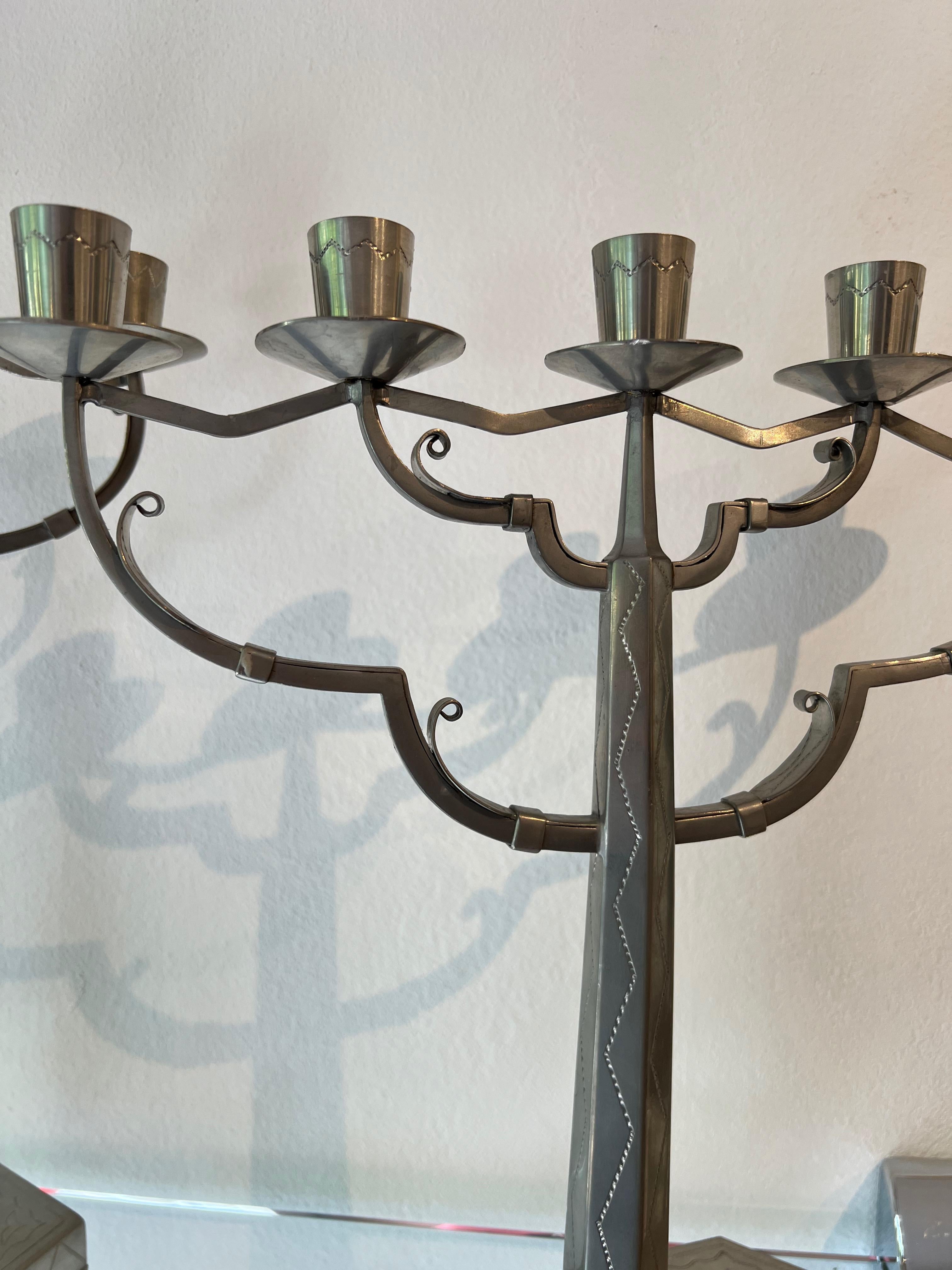 Martelé Paire de candélabres en étain par Hilding Ekelund pour Taidetakomo Hakkarainen - années 1920 en vente