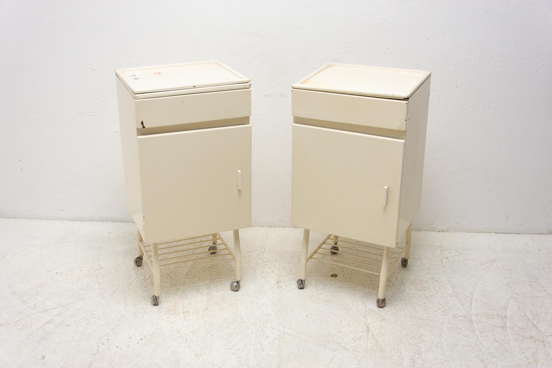 A pair of night stands in a industrial style. Made in the former Czechoslovakia in the 1970s. It's made of lacqured sheet metal.
Overall in good condition, showing signs of age and using. Price is for the pair.

Price is for the pair.

Measure: