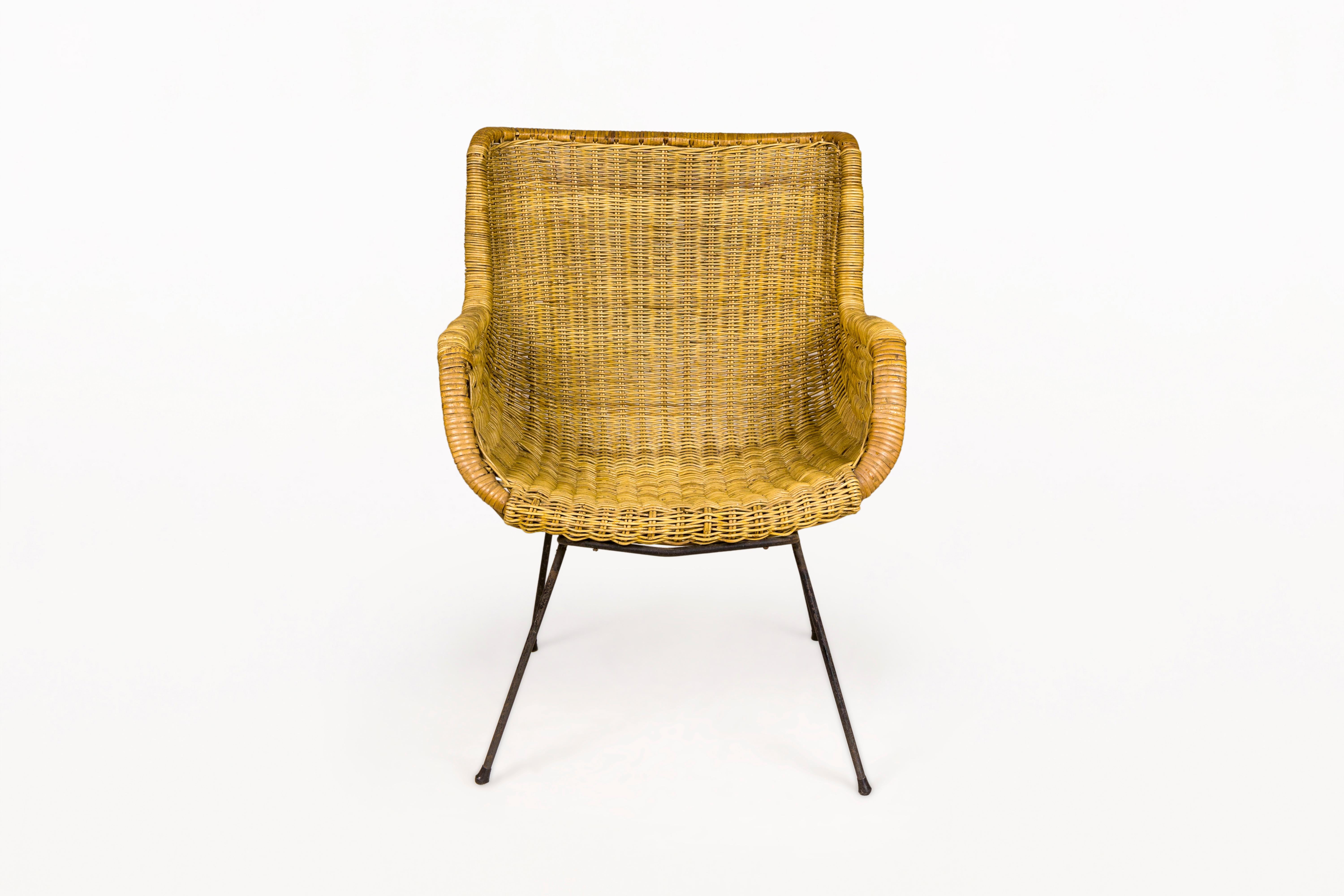 BESCHREIBUNG: Ein Paar Sessel und ein Beistelltisch von Tito Agnoli, um 1950, Italien. Sehr dekorative Stücke aus Rattan und Metall.

ZUSTAND: Sehr guter Vintage-Zustand. Alters- und gebrauchsbedingte Abnutzungserscheinungen.

ABMESSUNGEN: Höhe: