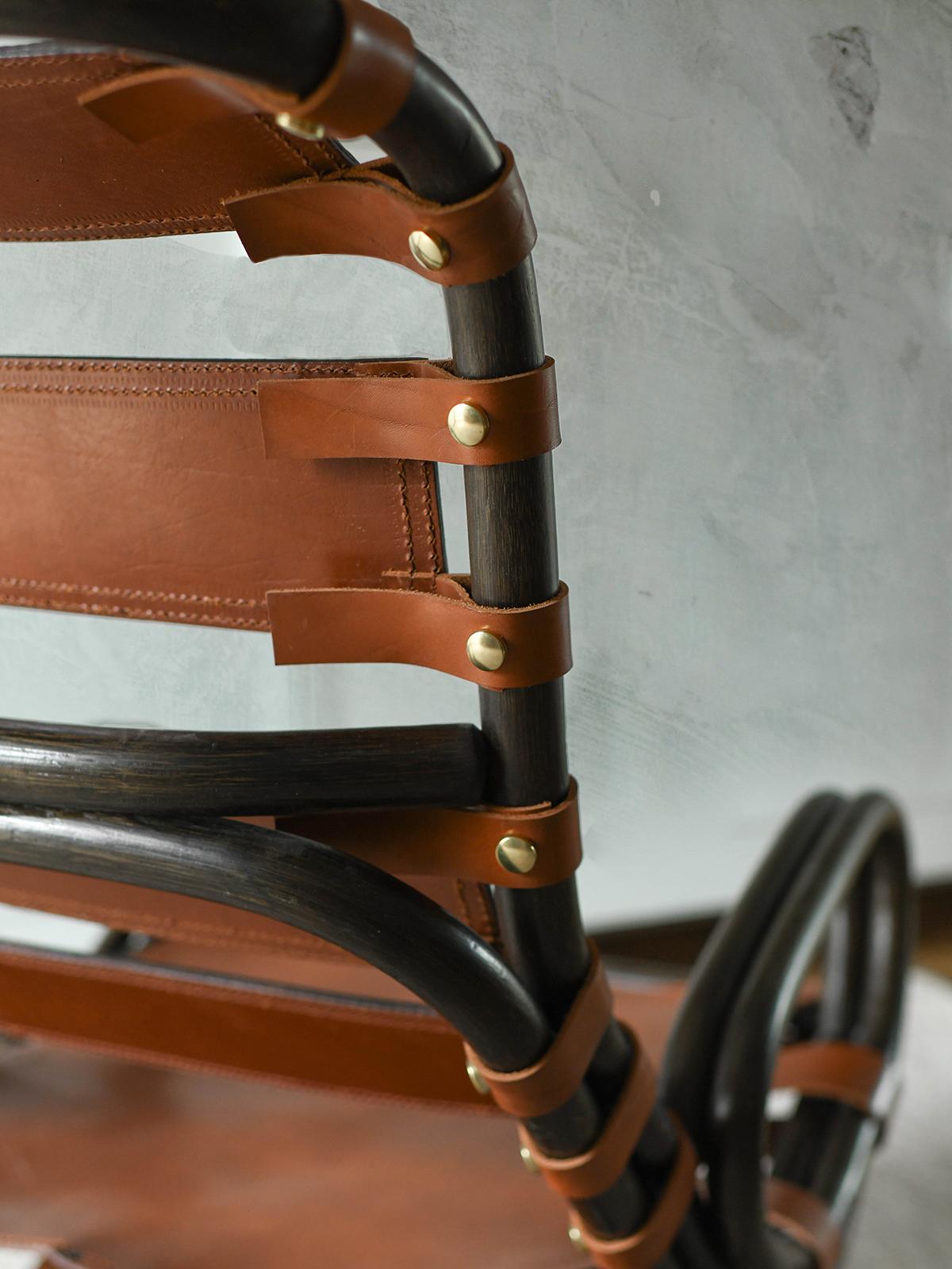 Cuir Paire de fauteuils en bambou Tito Agnoli avec sièges à sangles en cuir, Italie 1960 en vente