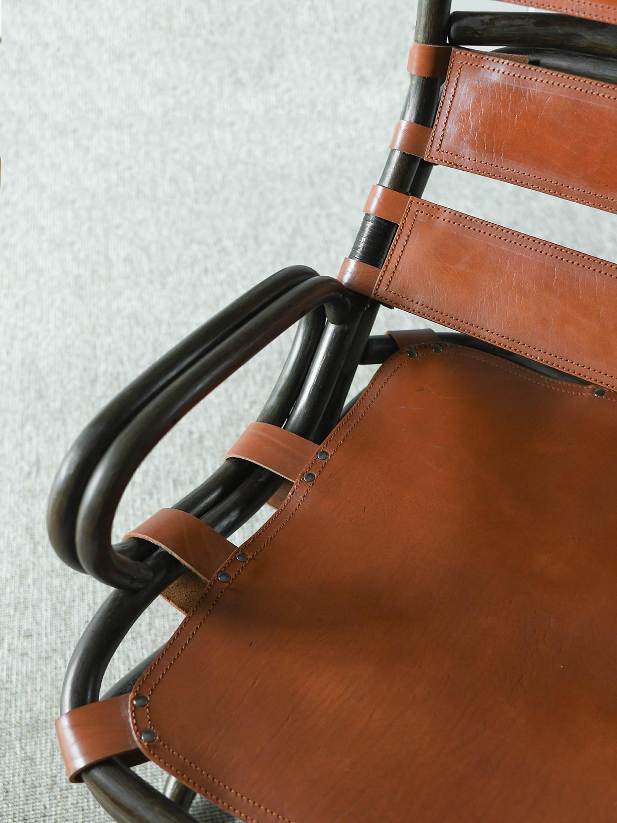 Paire de fauteuils en bambou Tito Agnoli avec sièges à sangles en cuir, Italie 1960 en vente 1