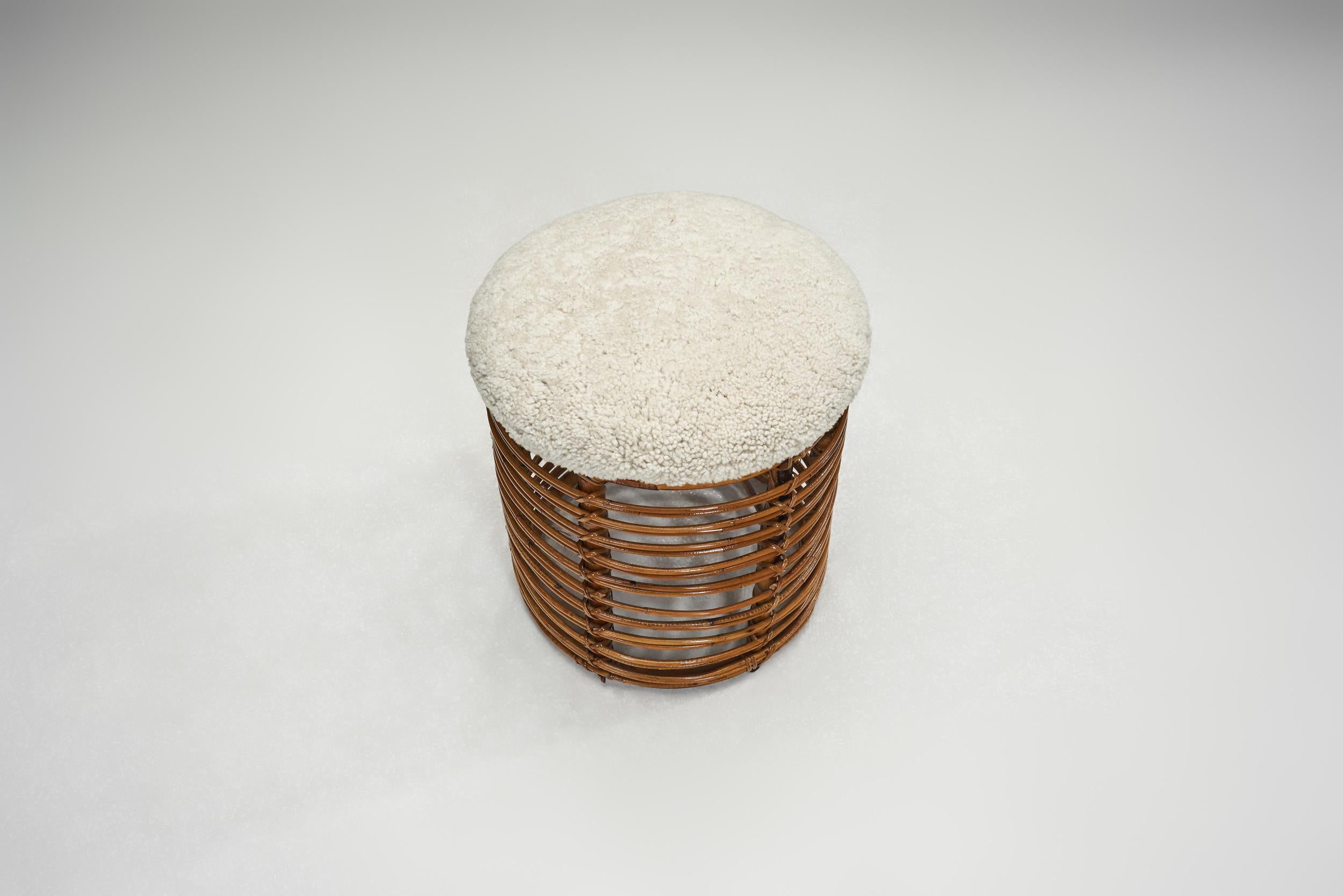 Paar Tito Agnoli Fußhocker, Italien 1960er Jahre (Schaffell und Schafleder) im Angebot