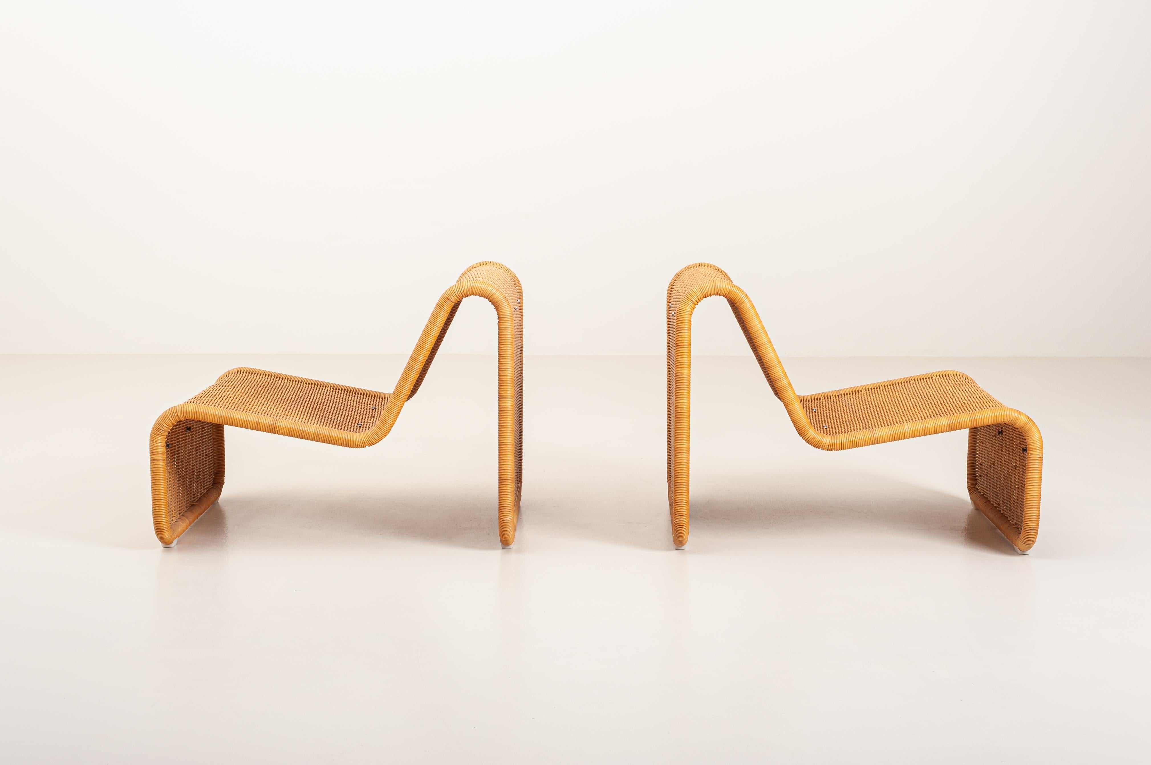 Set of two authentic P3 lounge chairs designed in the '60s by Tito Agnoli and produced in the late 1970s by Vittorio Bonacina.
Labelled with the manufacturer metal plaque and equipped with their original cushions, they are in almost perfect vintage