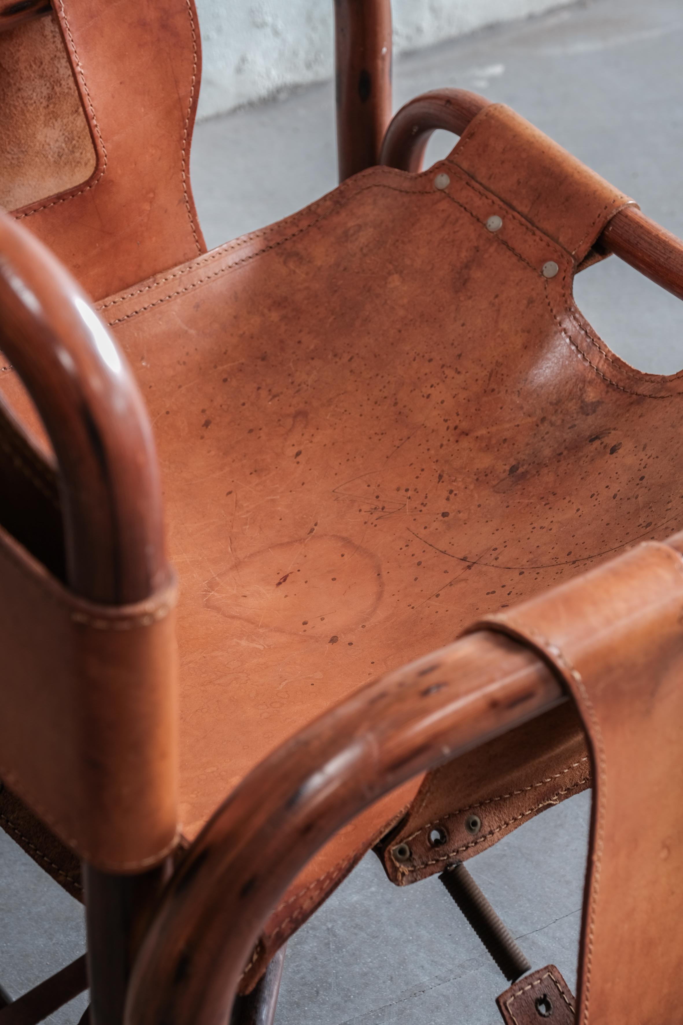 Pair of Tito Agnoli safari lounge chairs for Bonacina 1960 with original leather For Sale 2