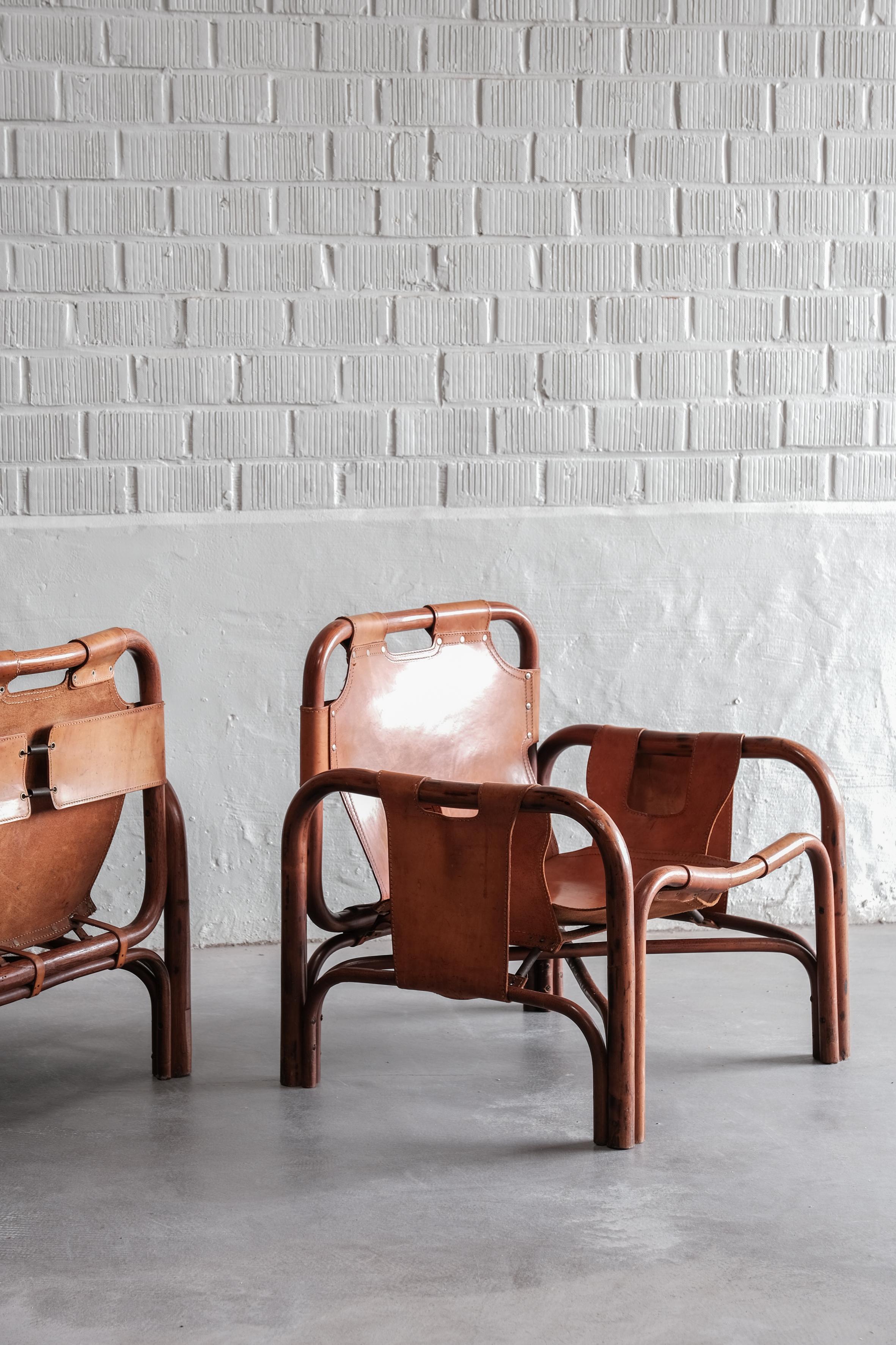 Superbe paire en bambou et cuir conçue par Tito Agnoli dans les années 60. 

Les chaises sont en bon état vintage avec quelques petites taches et patine sur le cuir. 