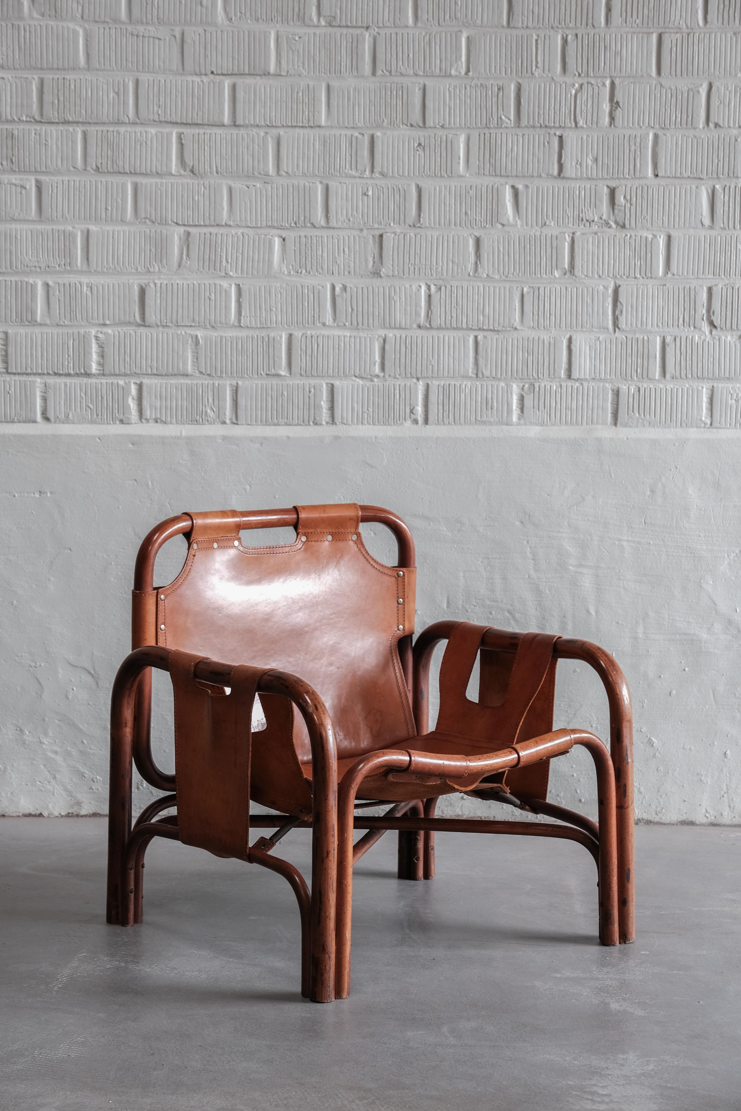 Italian Pair of Tito Agnoli safari lounge chairs for Bonacina 1960 with original leather For Sale