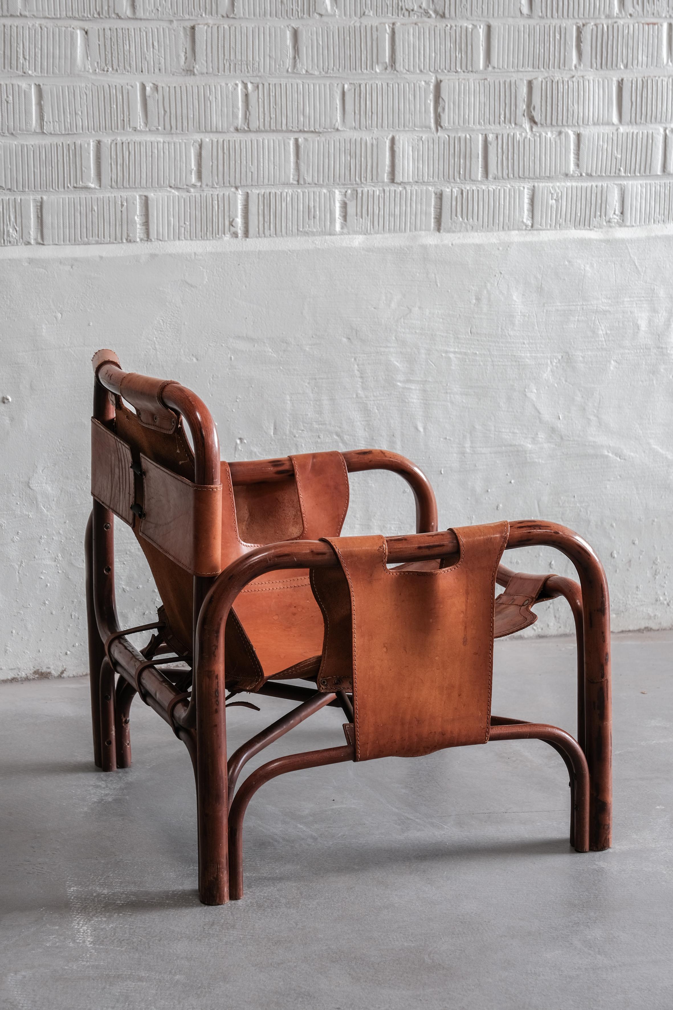 Leather Pair of Tito Agnoli safari lounge chairs for Bonacina 1960 with original leather For Sale