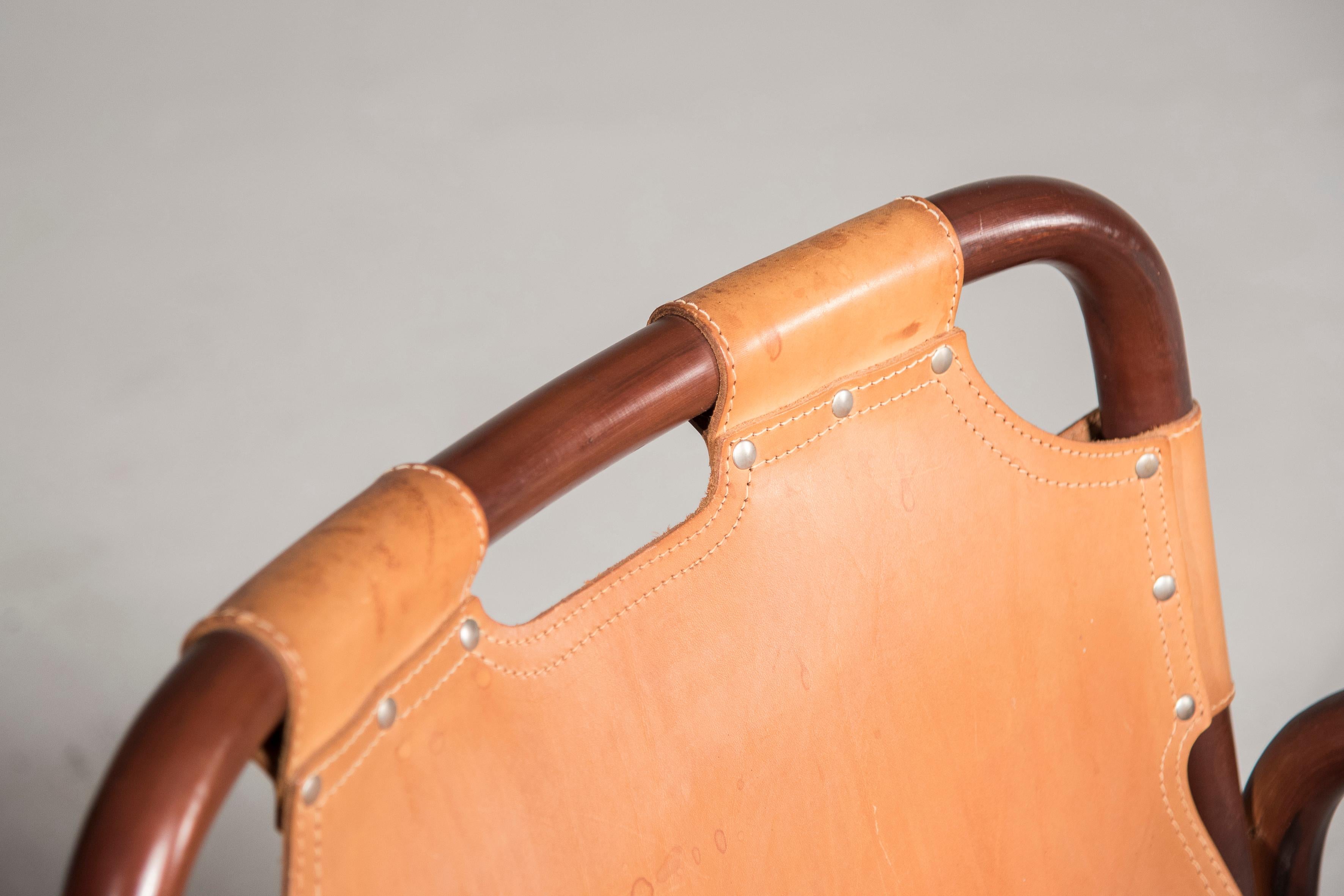Ein Paar Tito Agnoli-Sessel aus Holz und Leder 12
