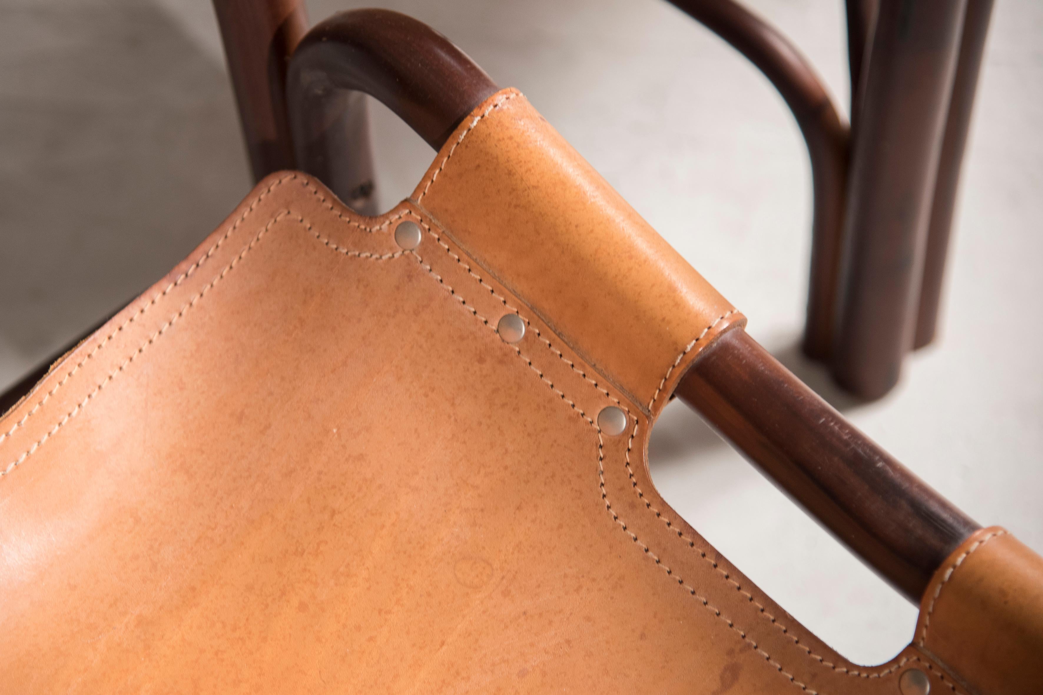 Ein Paar Tito Agnoli-Sessel aus Holz und Leder 1