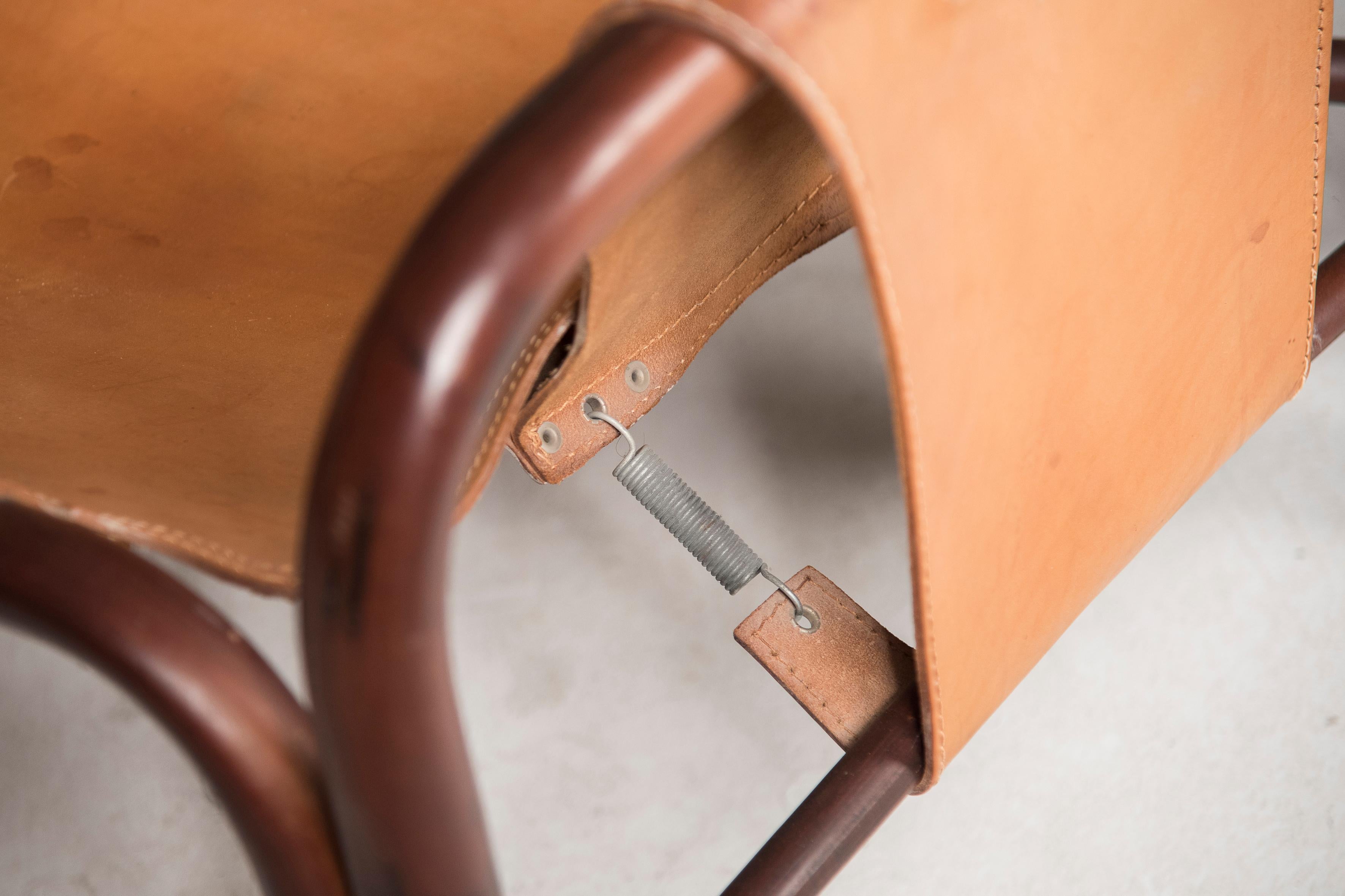 Ein Paar Tito Agnoli-Sessel aus Holz und Leder 4