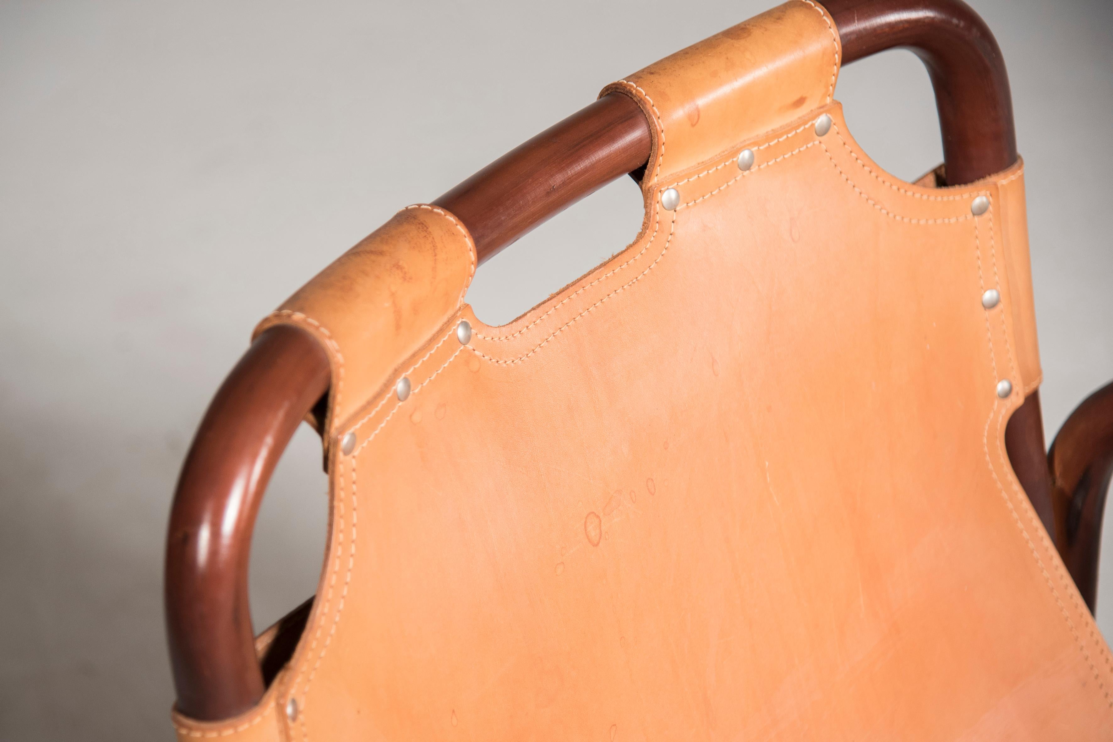 Ein Paar Tito Agnoli-Sessel aus Holz und Leder 5