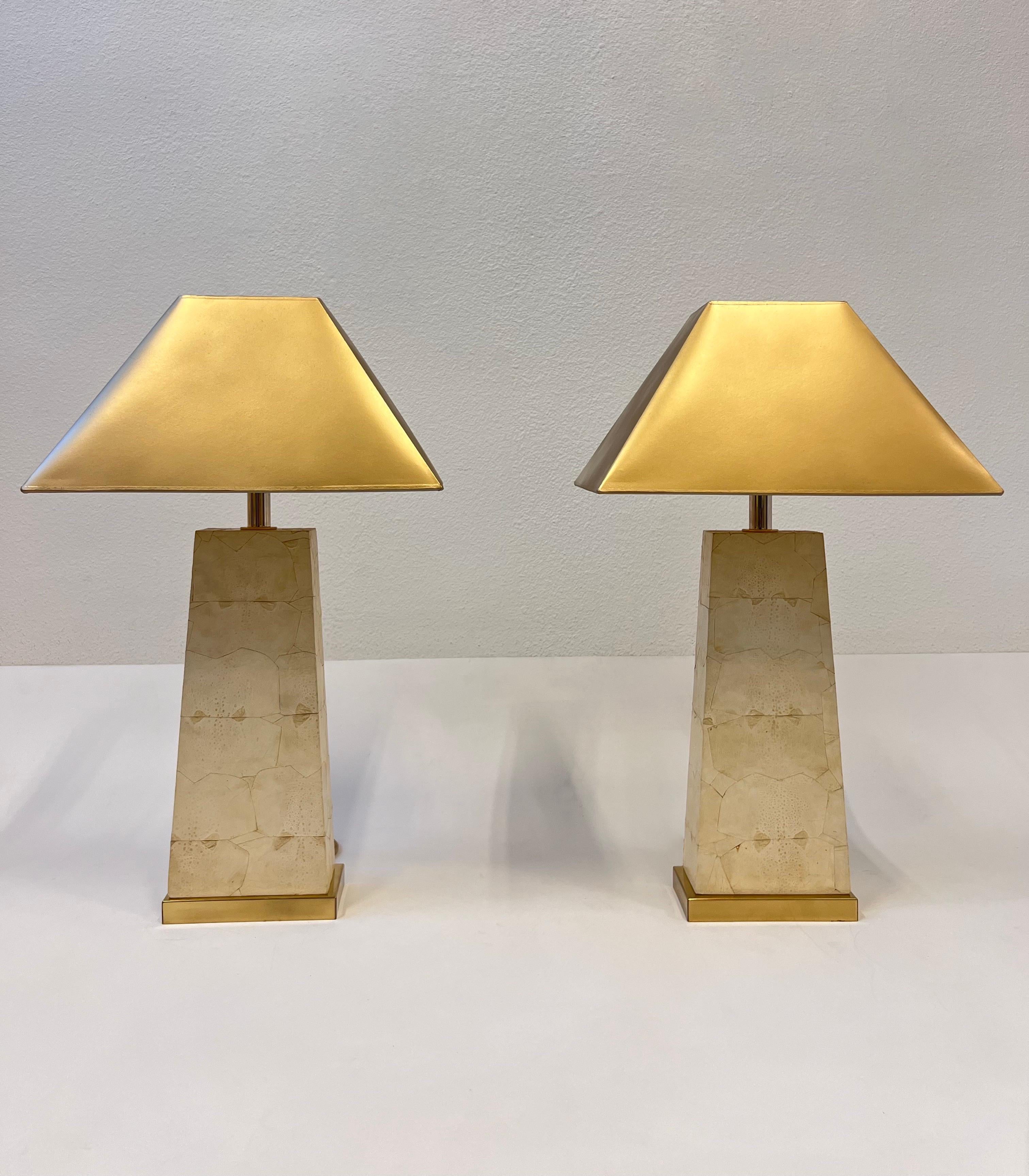 1980er Jahre Glamouröses Paar Krötenleder-Patchwork und polierte Messing-Tischlampen in der Art von Karl Springer. 

Gefertigt aus Holz mit Krötenlederbezug, polierten Messingbeschlägen und goldenen Schirmen. 
Sie weisen geringe altersbedingte