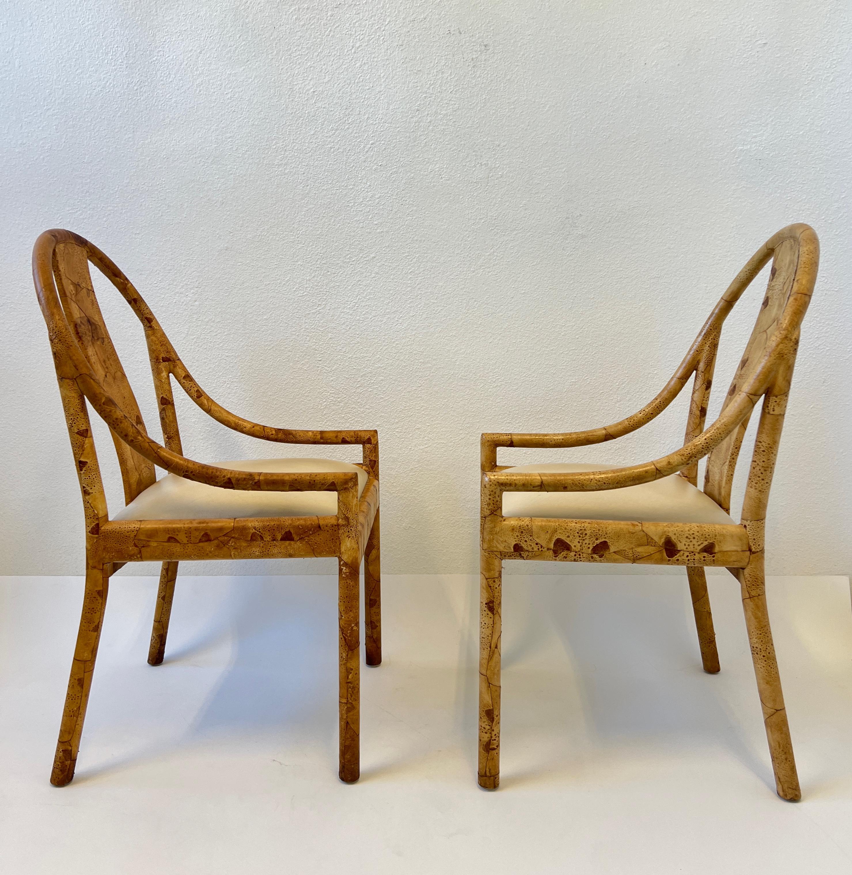 Glamouröses Paar Krötenleder-Patchwork-Sessel aus den 1980er Jahren. 
Er ist aus Holz gefertigt, mit Krötenleder bezogen und lackiert, der Sitz ist aus weißem Leder. 
In originalem Vintage-Zustand. Diese wurden in einem Heimbüro verwendet, eines