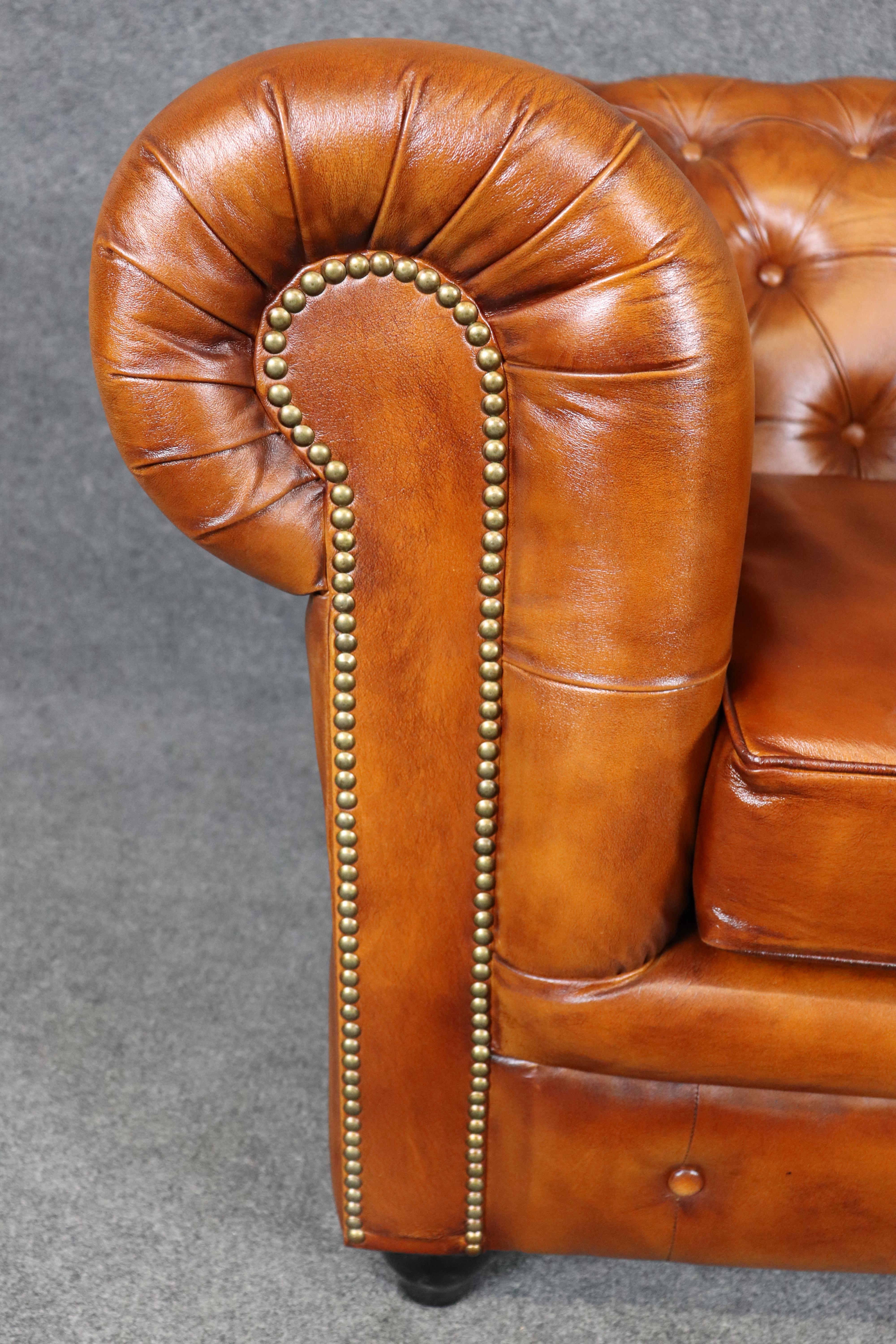 Paar tabakfarbene englische Chesterfield-Clubsessel mit Nagelköpfen in Zigarrenform im Angebot 5