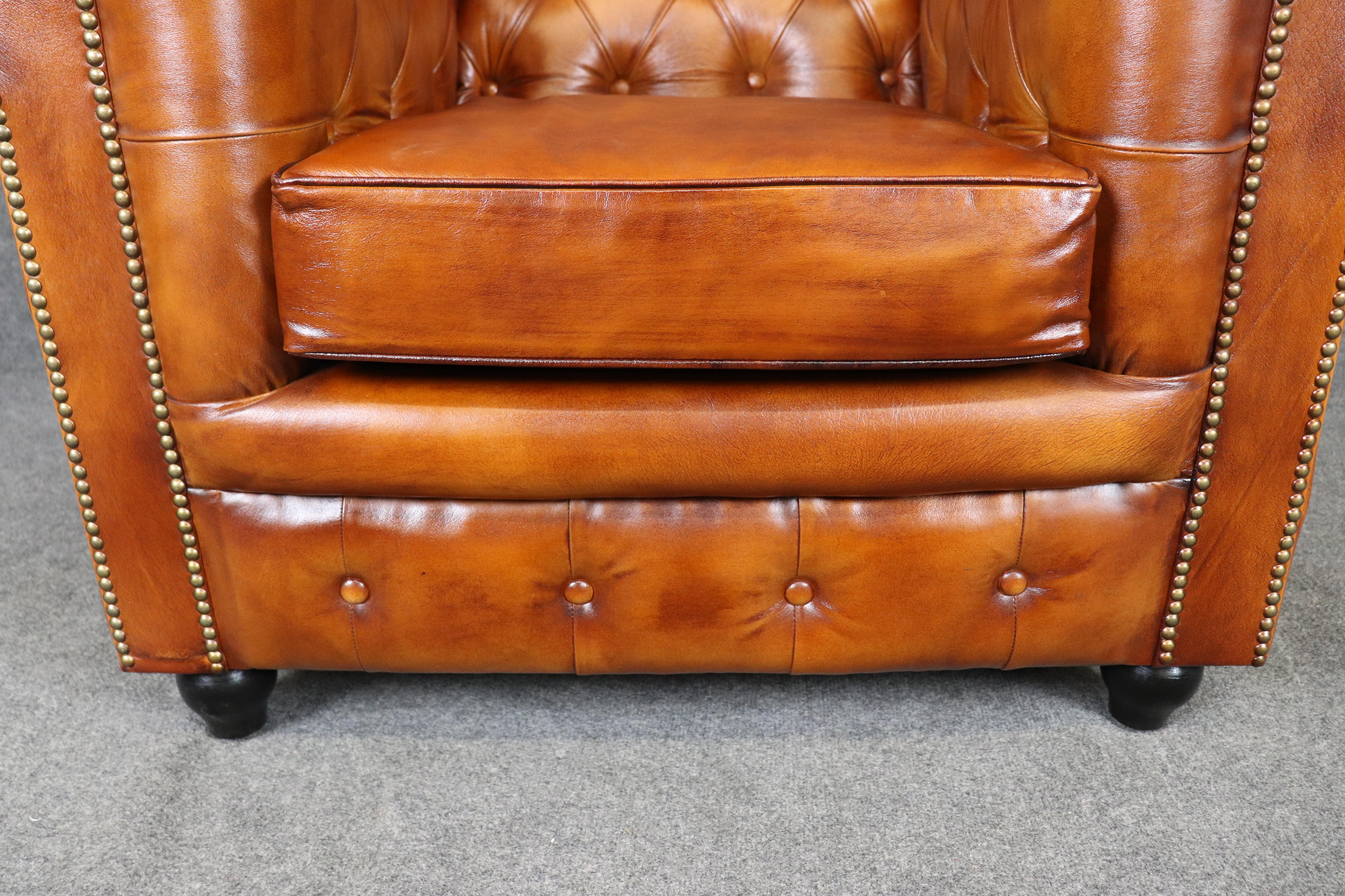 Paar tabakfarbene englische Chesterfield-Clubsessel mit Nagelköpfen in Zigarrenform im Angebot 6