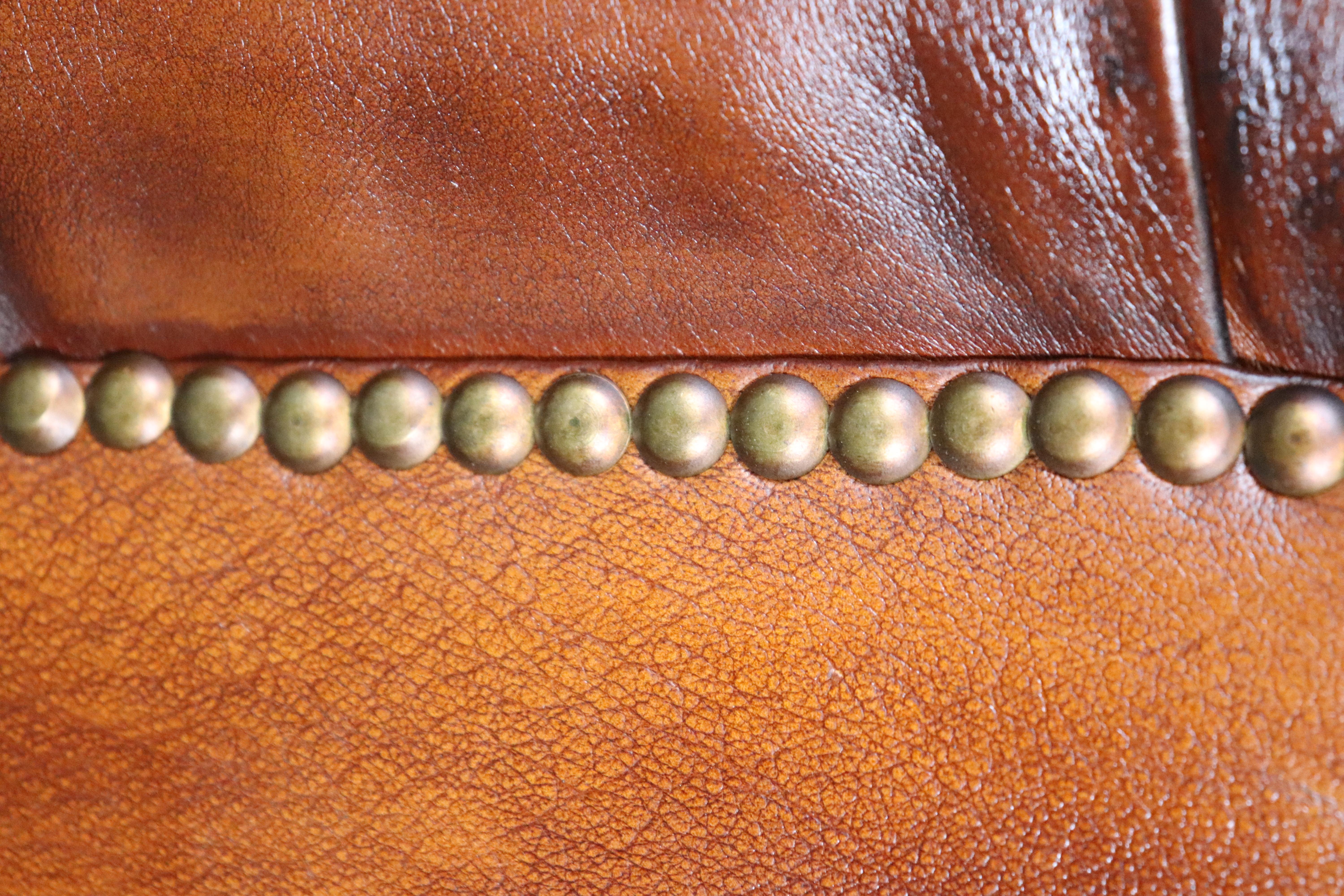 Paar tabakfarbene englische Chesterfield-Clubsessel mit Nagelköpfen in Zigarrenform im Angebot 7