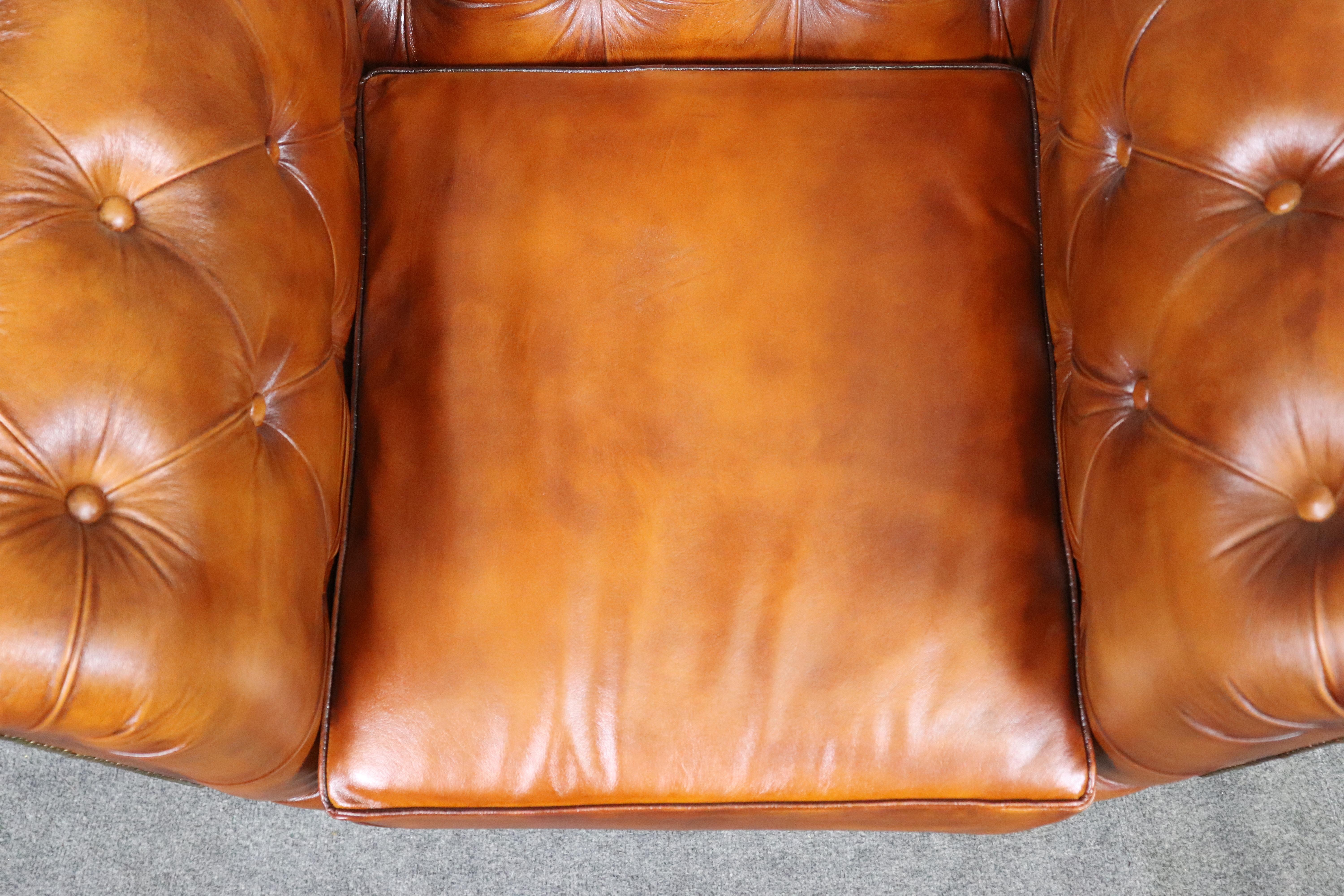 Paar tabakfarbene englische Chesterfield-Clubsessel mit Nagelköpfen in Zigarrenform im Angebot 8