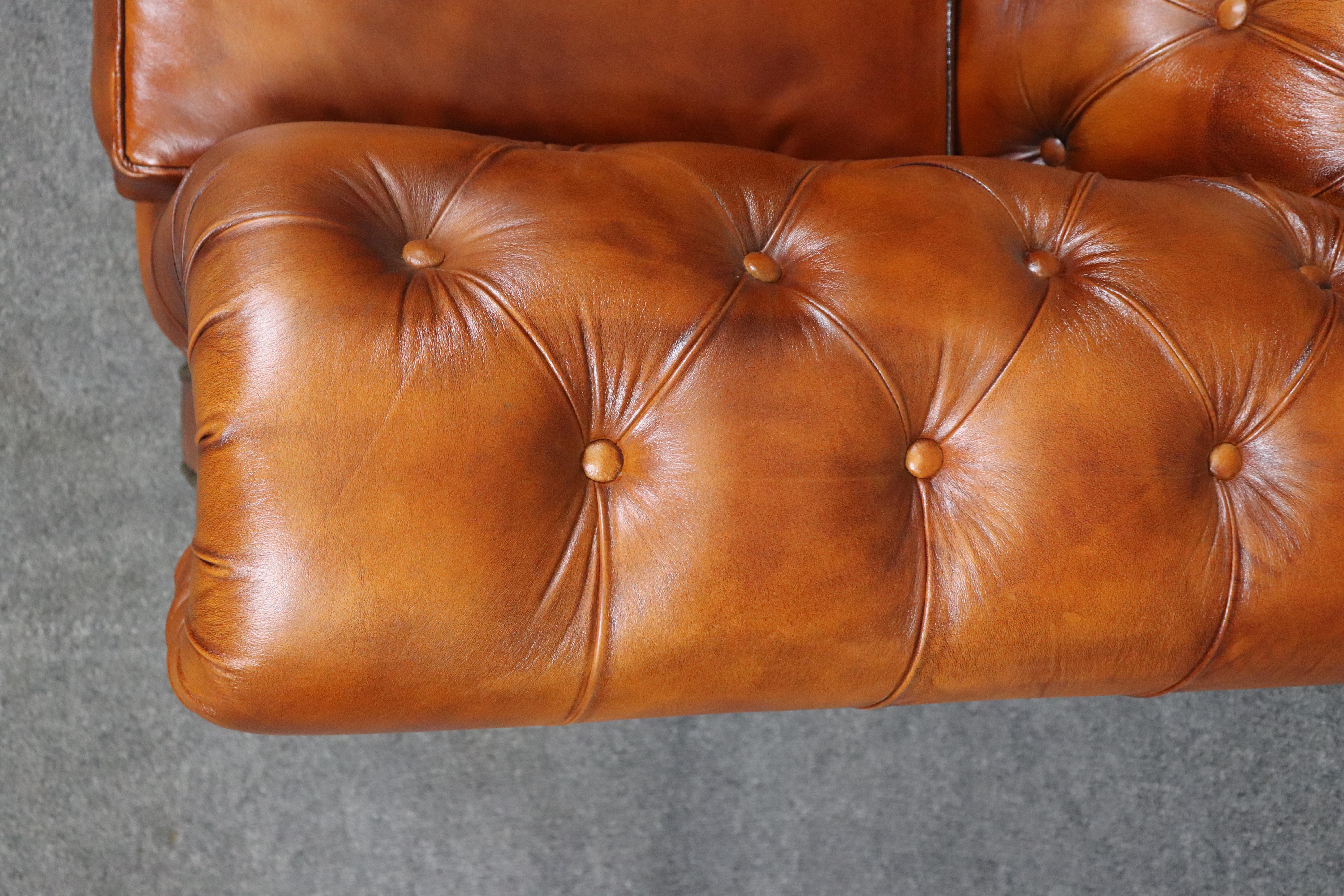 Paar tabakfarbene englische Chesterfield-Clubsessel mit Nagelköpfen in Zigarrenform im Angebot 9