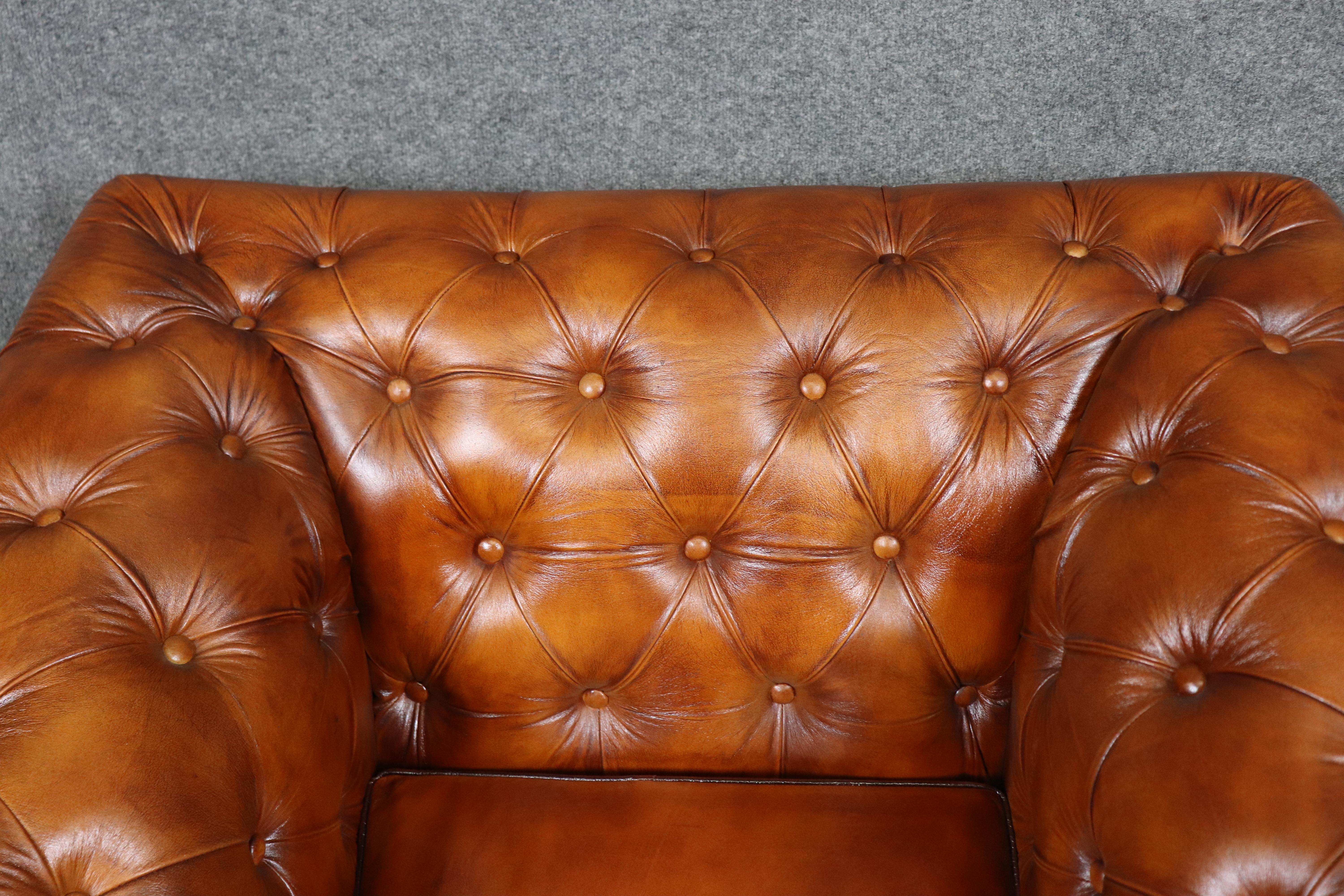 Paar tabakfarbene englische Chesterfield-Clubsessel mit Nagelköpfen in Zigarrenform im Angebot 10