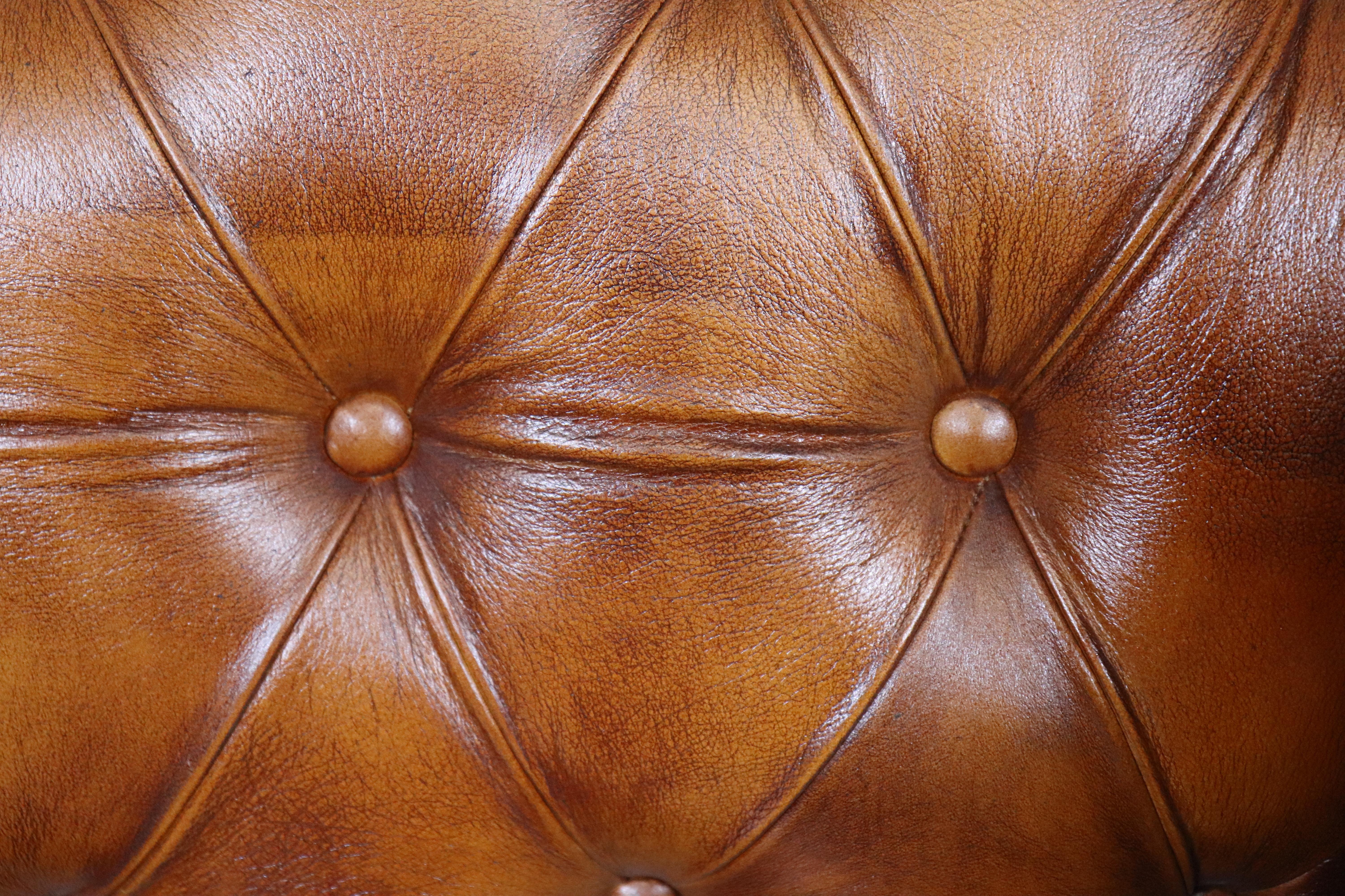 Paar tabakfarbene englische Chesterfield-Clubsessel mit Nagelköpfen in Zigarrenform im Angebot 11