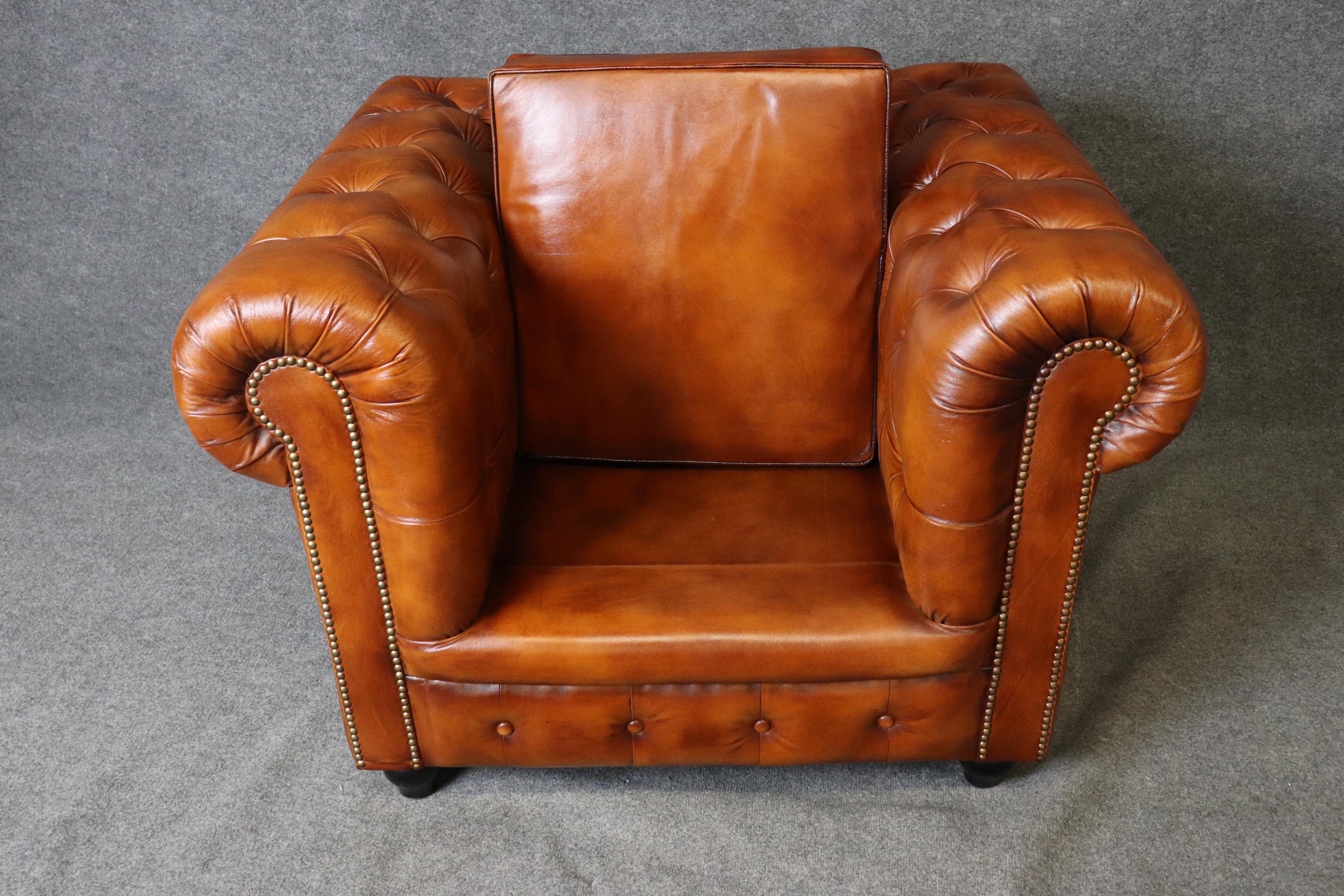 Paar tabakfarbene englische Chesterfield-Clubsessel mit Nagelköpfen in Zigarrenform im Angebot 12