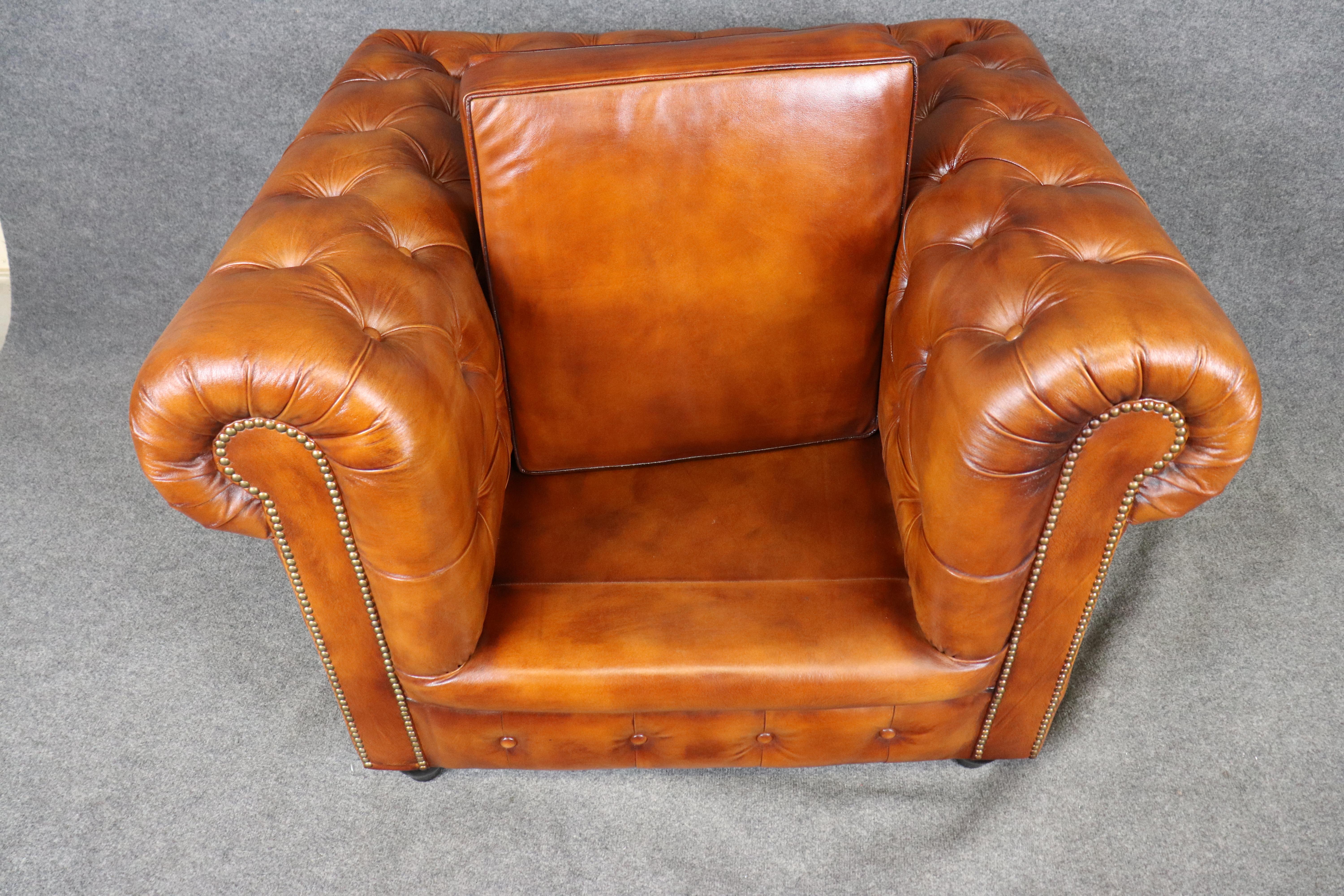 Paar tabakfarbene englische Chesterfield-Clubsessel mit Nagelköpfen in Zigarrenform im Angebot 13