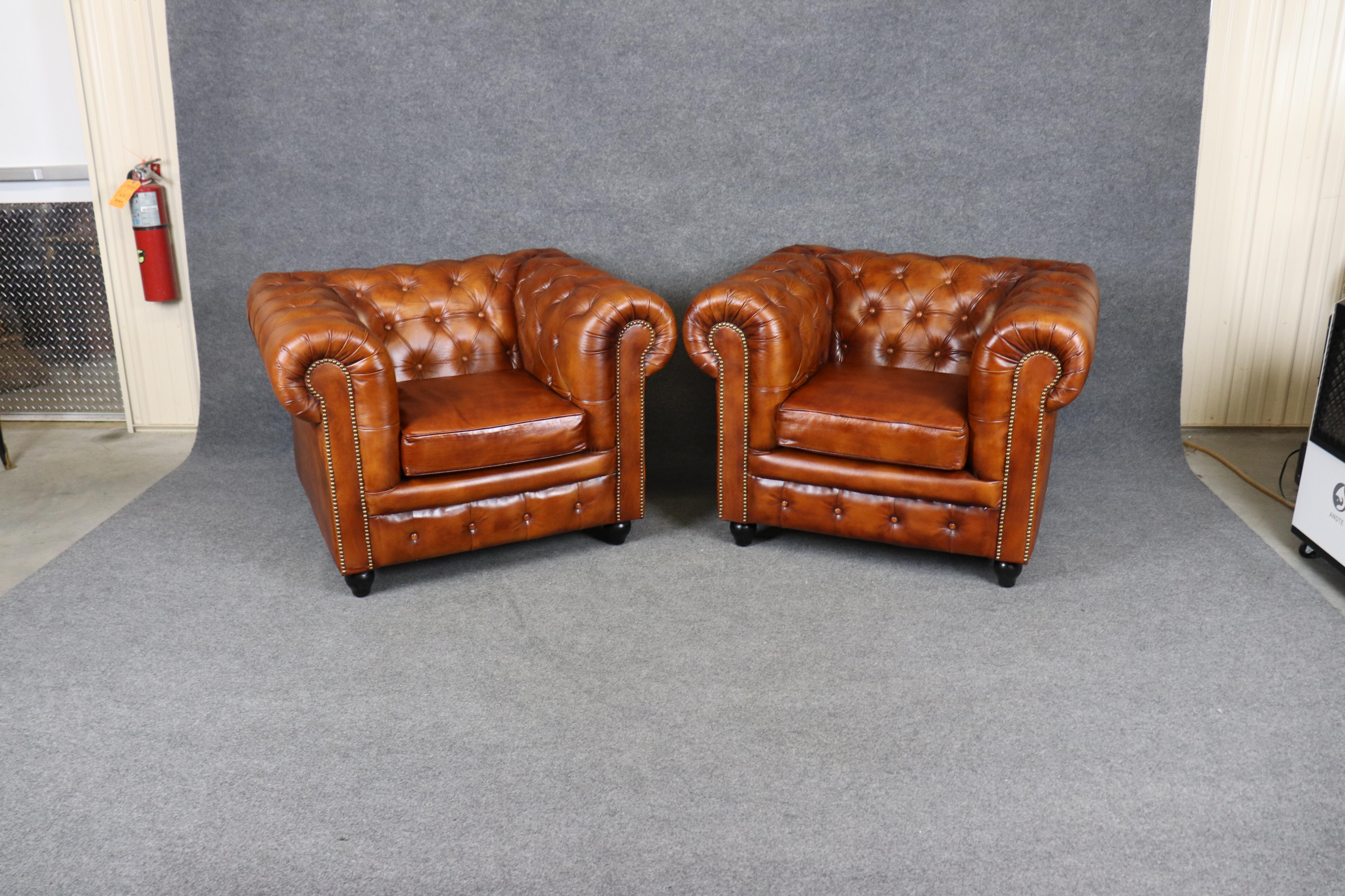 Dieses hübsche Paar englischer Chesterfield-Clubsessel ist mit reichem, tabakfarbenem Leder bezogen und zeigt die Wärme und den Charakter, den nur hochwertige Häute bieten können. Jeder Stuhl verfügt über eine tiefe Knopfheftung entlang der