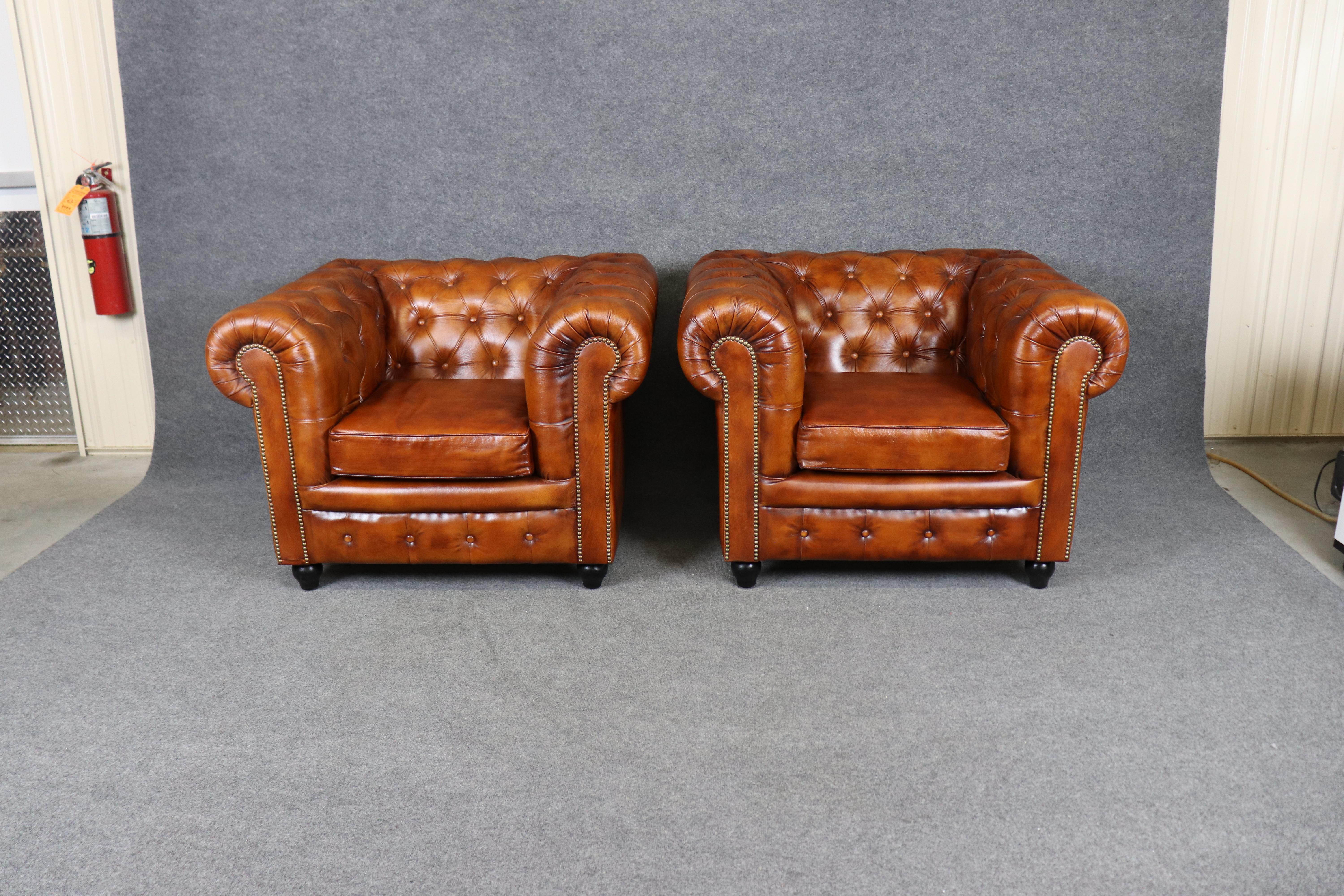 Paar tabakfarbene englische Chesterfield-Clubsessel mit Nagelköpfen in Zigarrenform (Englisch) im Angebot
