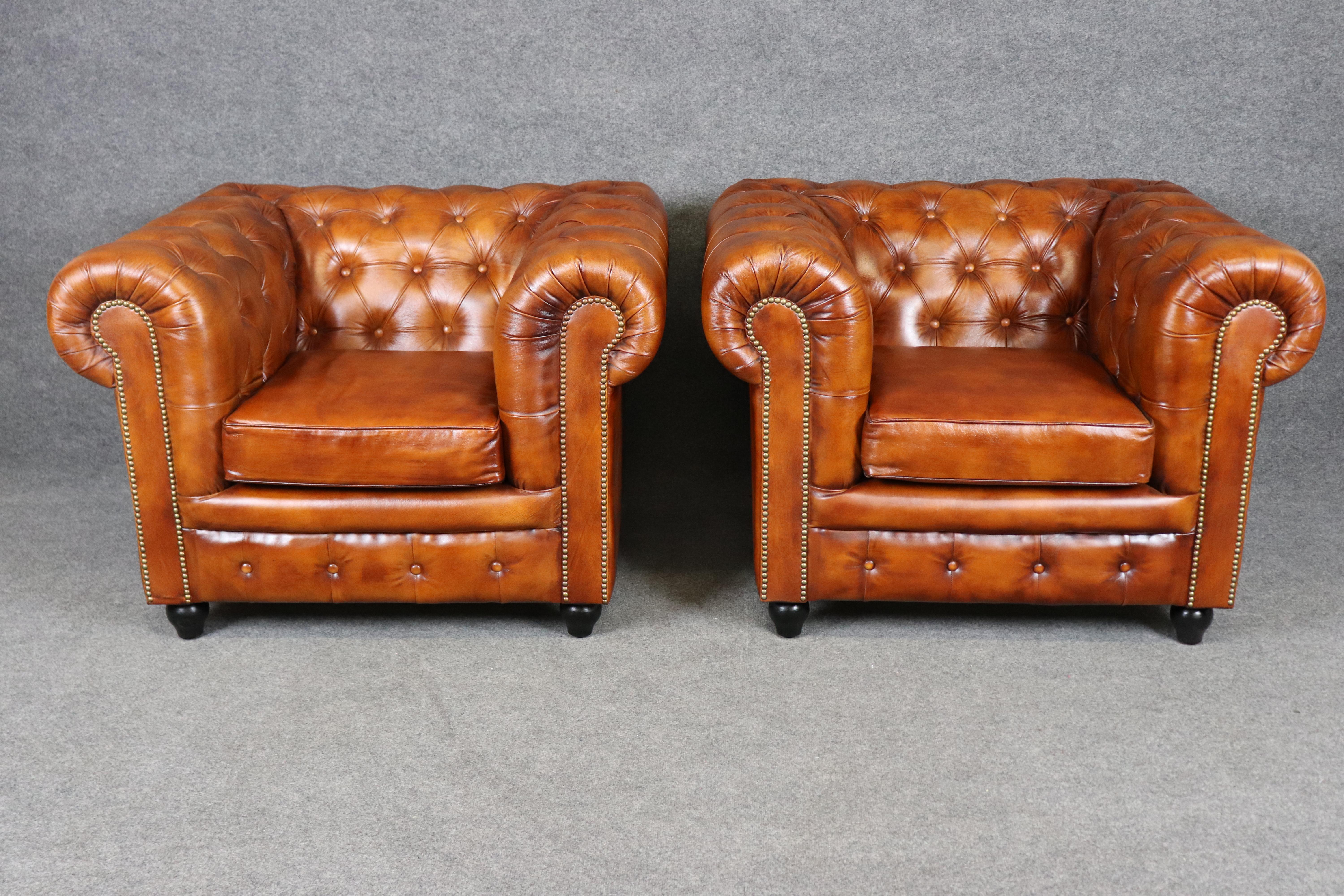 Paar tabakfarbene englische Chesterfield-Clubsessel mit Nagelköpfen in Zigarrenform im Zustand „Gut“ im Angebot in Swedesboro, NJ