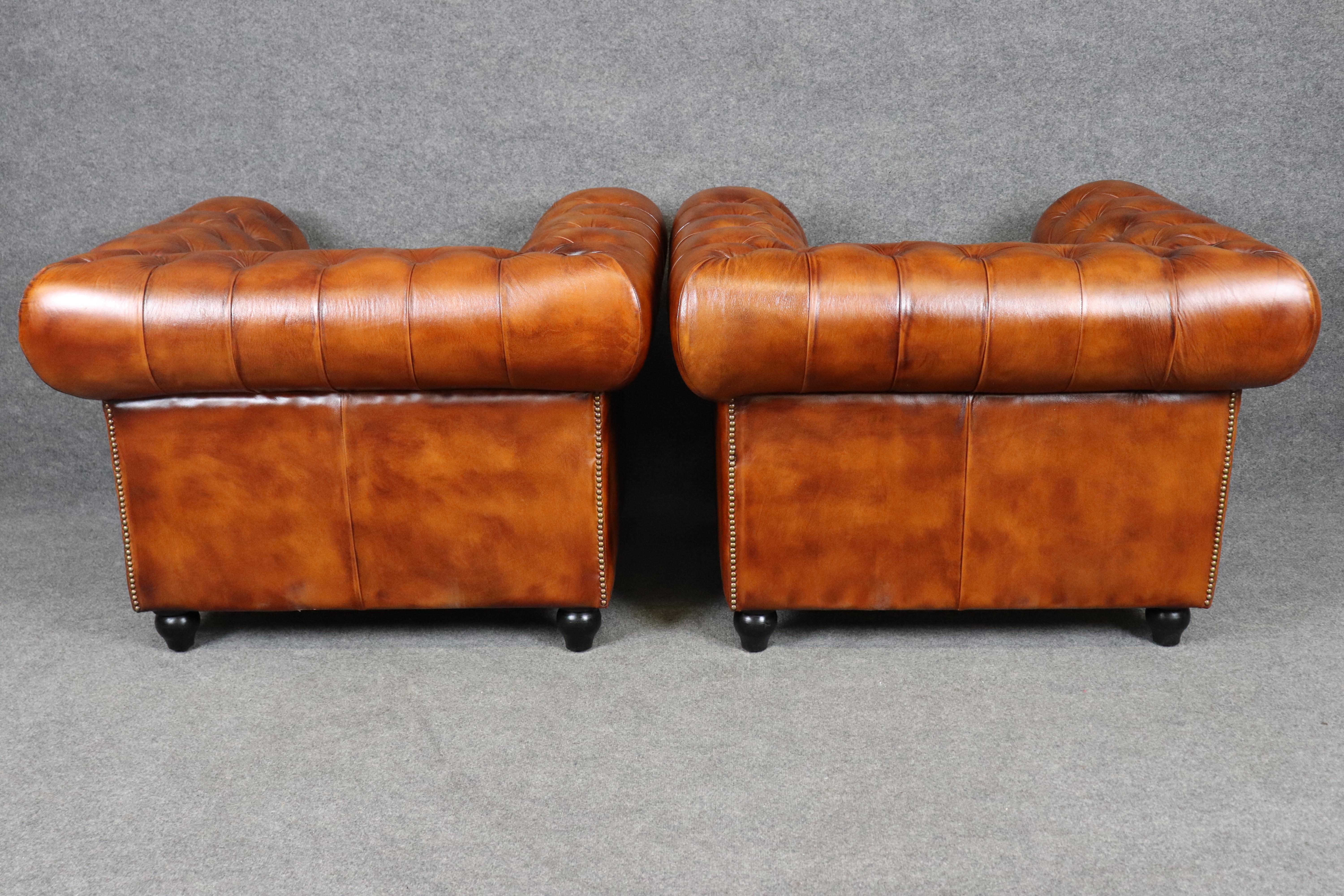 Paar tabakfarbene englische Chesterfield-Clubsessel mit Nagelköpfen in Zigarrenform (Leder) im Angebot
