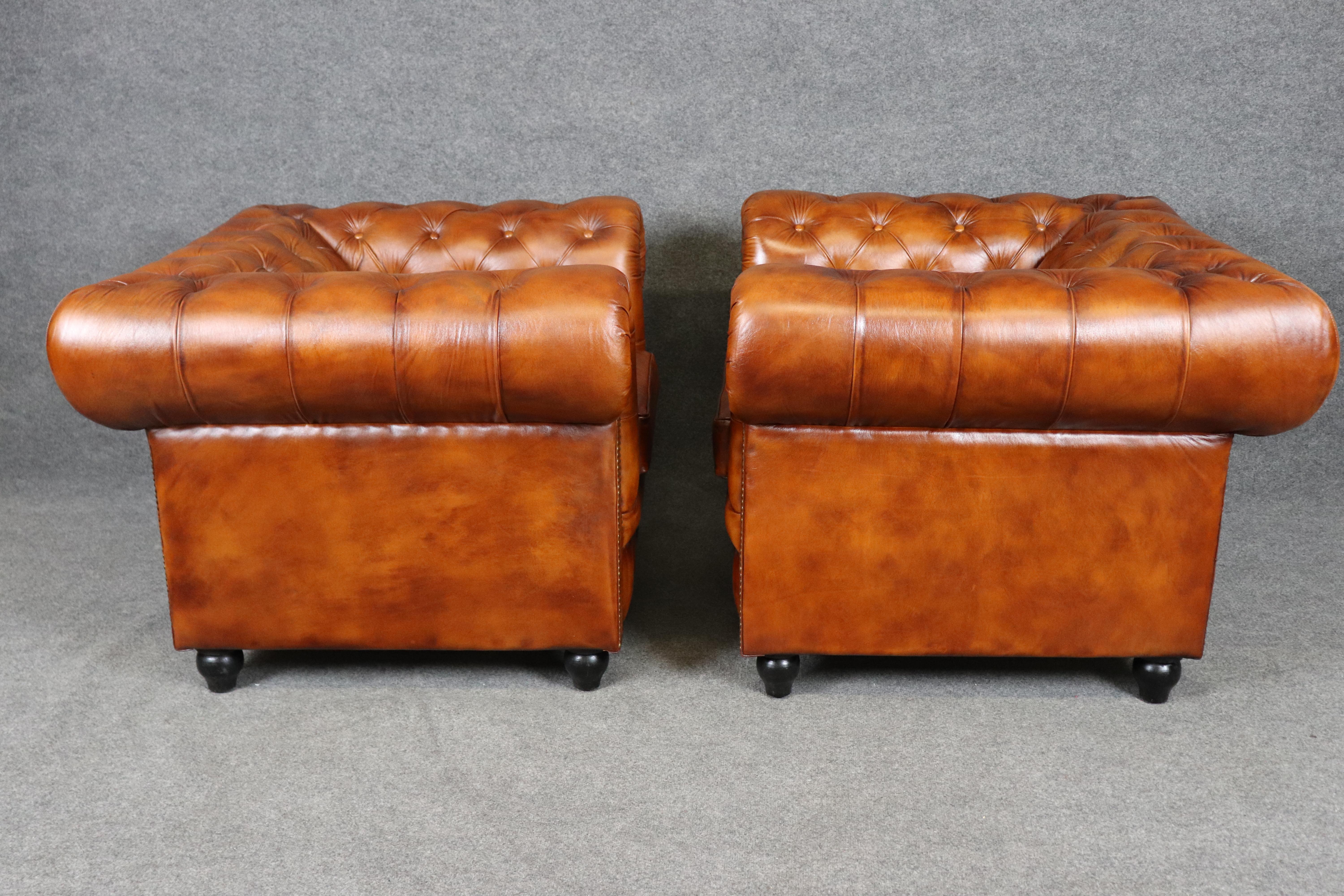 Paar tabakfarbene englische Chesterfield-Clubsessel mit Nagelköpfen in Zigarrenform im Angebot 1