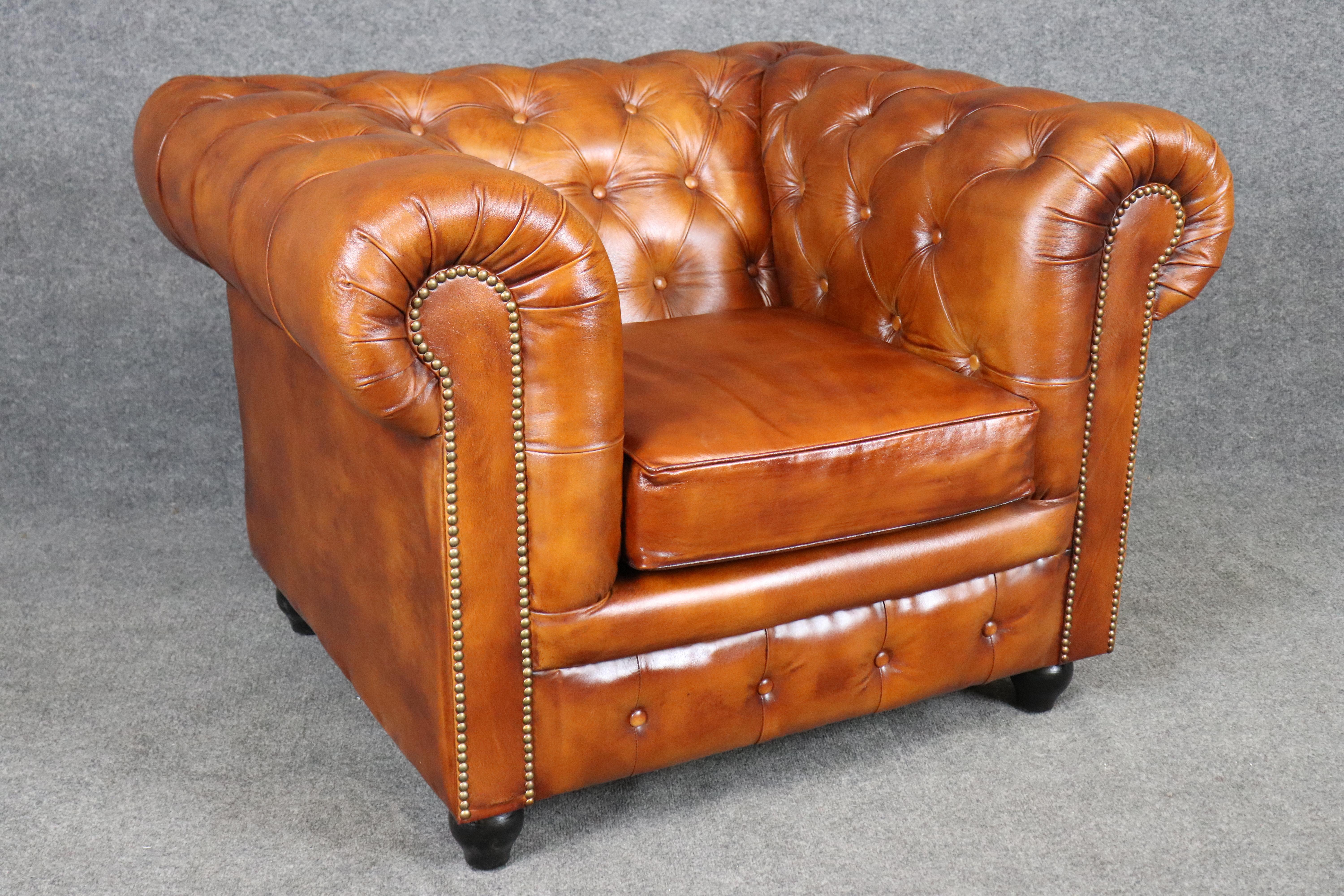 Paar tabakfarbene englische Chesterfield-Clubsessel mit Nagelköpfen in Zigarrenform im Angebot 2