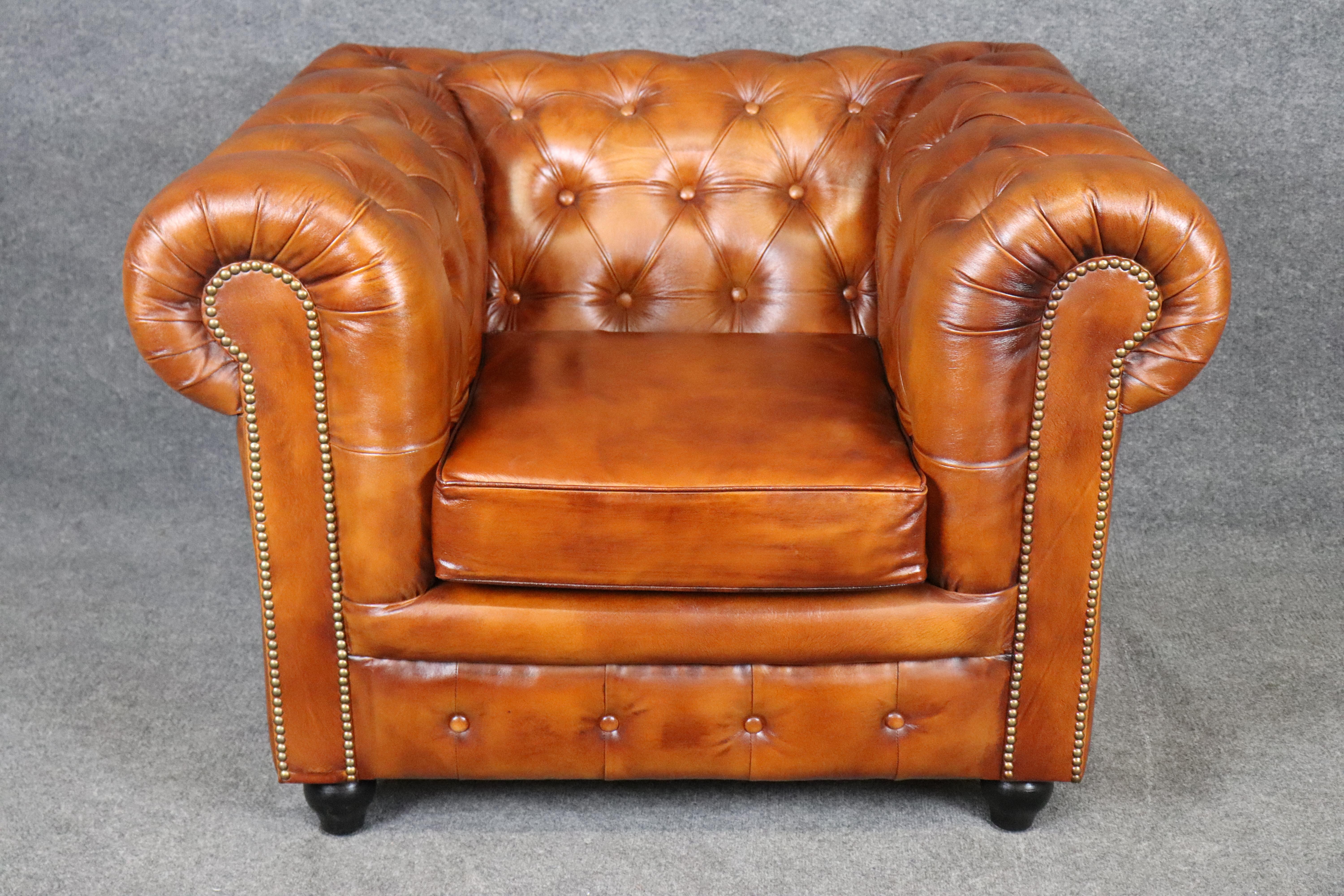 Paar tabakfarbene englische Chesterfield-Clubsessel mit Nagelköpfen in Zigarrenform im Angebot 3