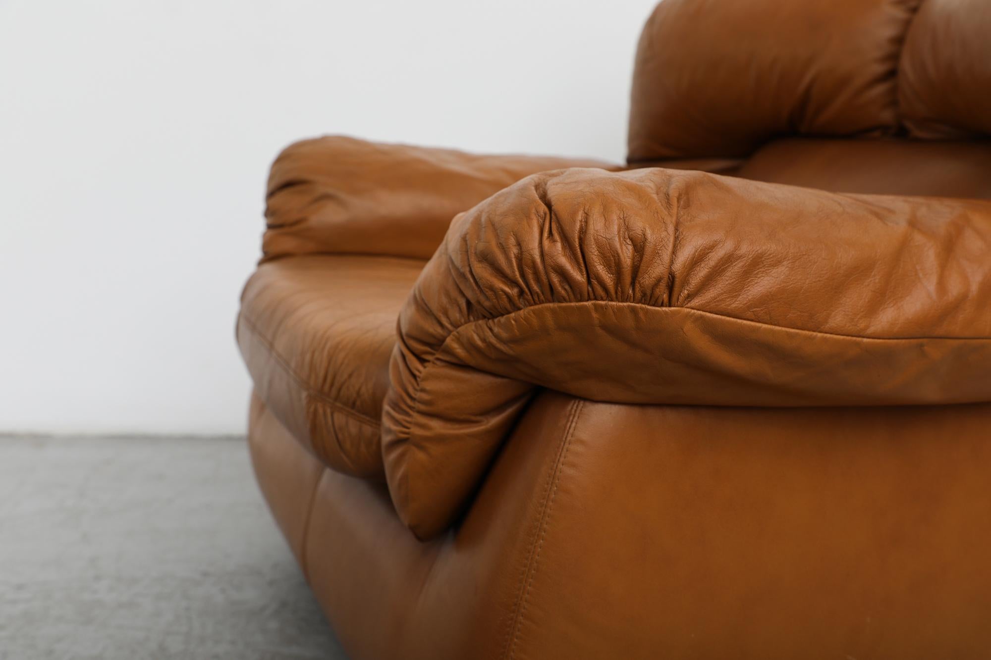 Paire de chaises longues italiennes de style Tobia Scarpa en faux cuir cognac en vente 9