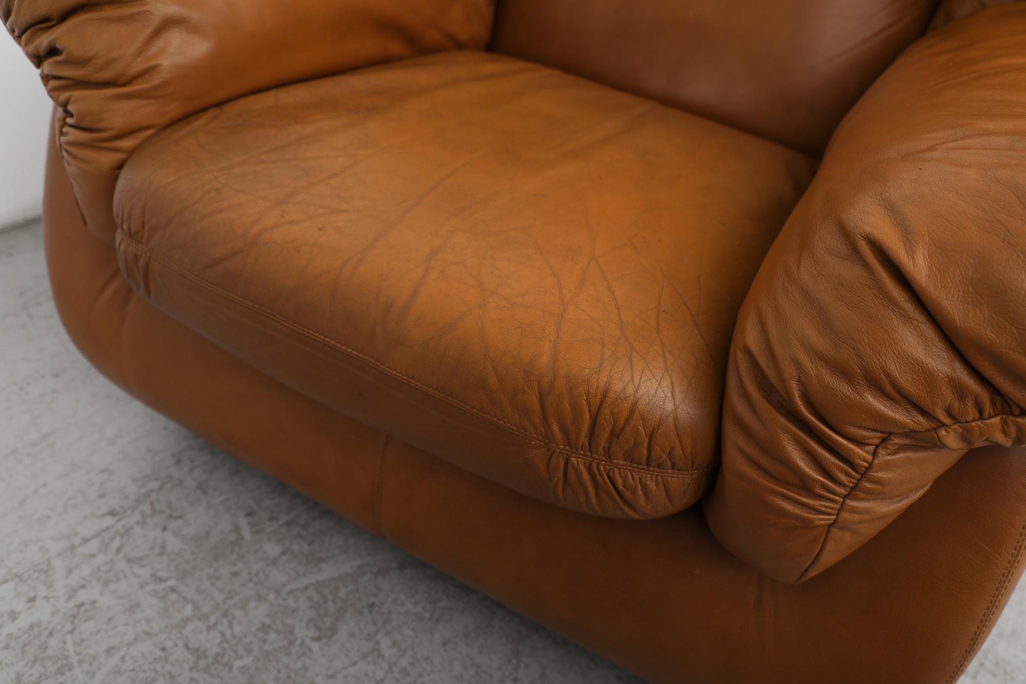 Paire de chaises longues italiennes de style Tobia Scarpa en faux cuir cognac en vente 13