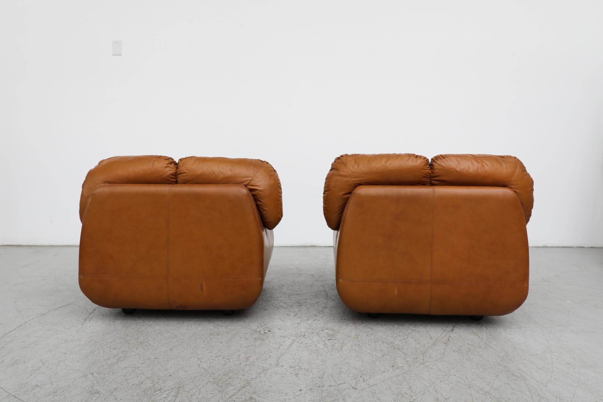 Paar Loungesessel aus cognacfarbenem Leder im Tobia Scarpa-Stil aus Kunstleder im Angebot 1