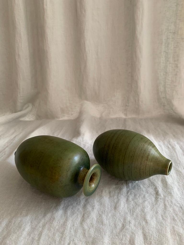 Ein Paar Keramikvasen von TOBO (Erich und Ingrid Triller) in einer schönen grün-braunen Glasur. Die TOBO-Steinzeugwerkstatt in Tobo, Tegelmora in Uppland, Schweden, die Erich und Ingrid Triller gehörte, war von 1935 bis 1973 aktiv.