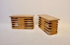 Paar gestapelte Tochiku Japan Bambus Beistelltische mit oberer Ebene